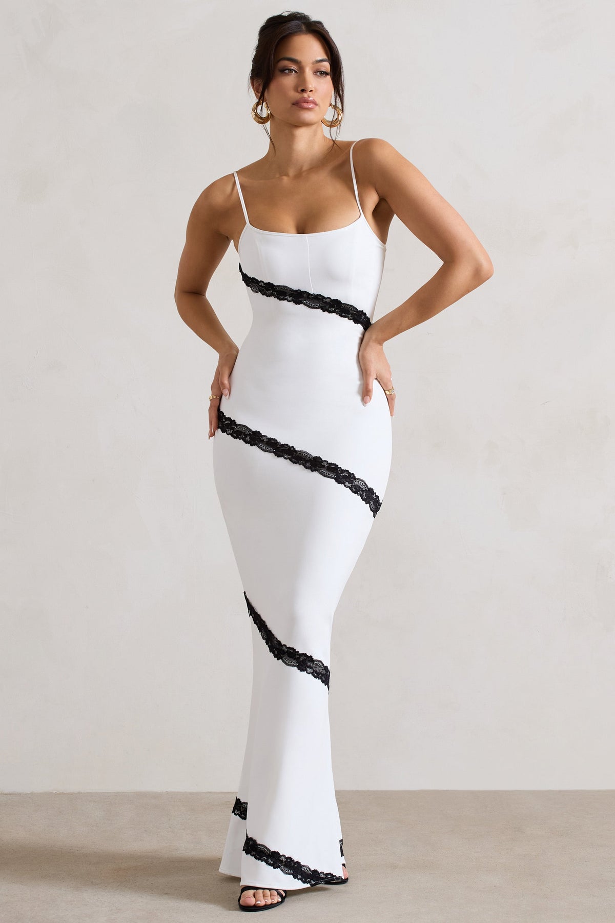 Elizabeth | Weißes und schwarzes Maxi-Kleid mit Trägern und Spitzenbesatz