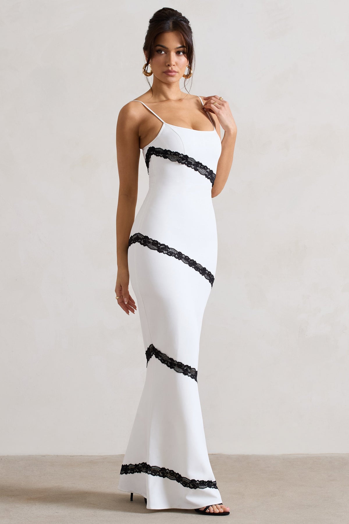 Elizabeth | Weißes und schwarzes Maxi-Kleid mit Trägern und Spitzenbesatz