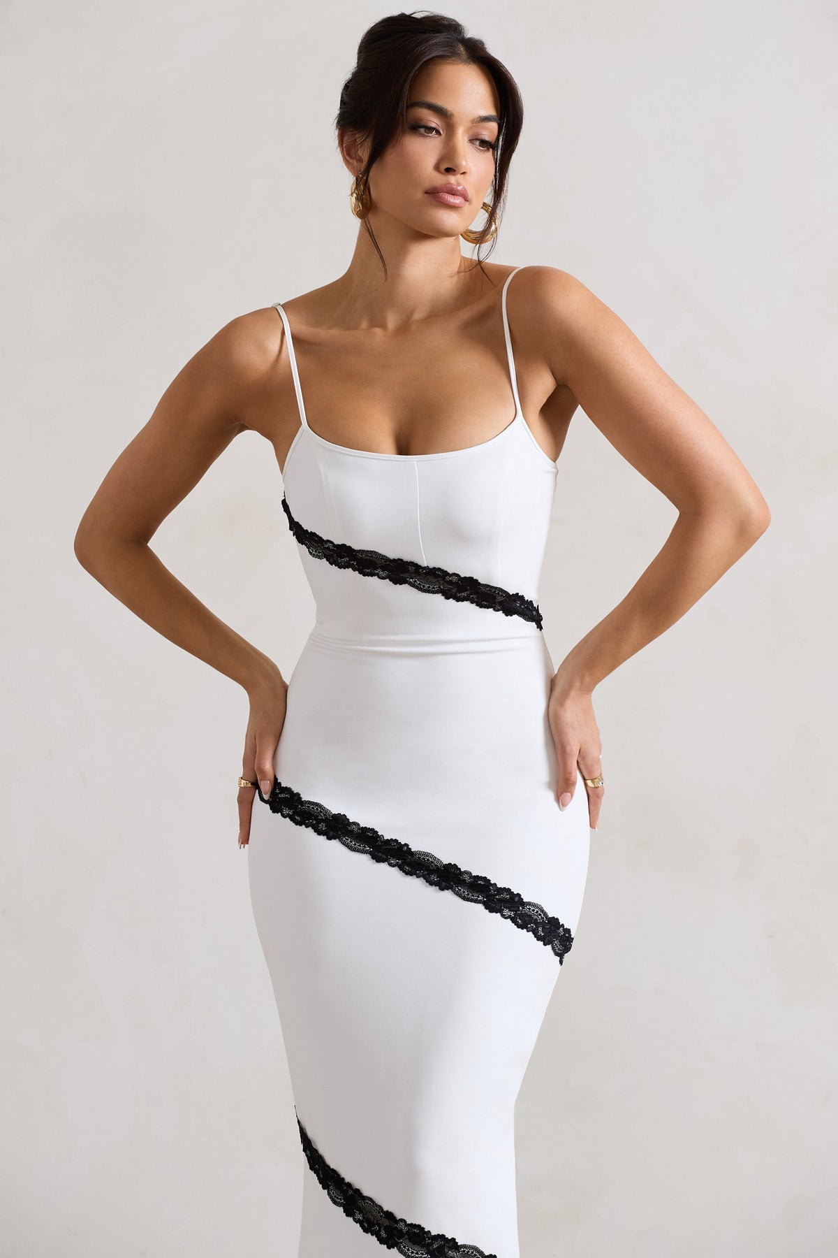 Elizabeth | Weißes und schwarzes Maxi-Kleid mit Trägern und Spitzenbesatz