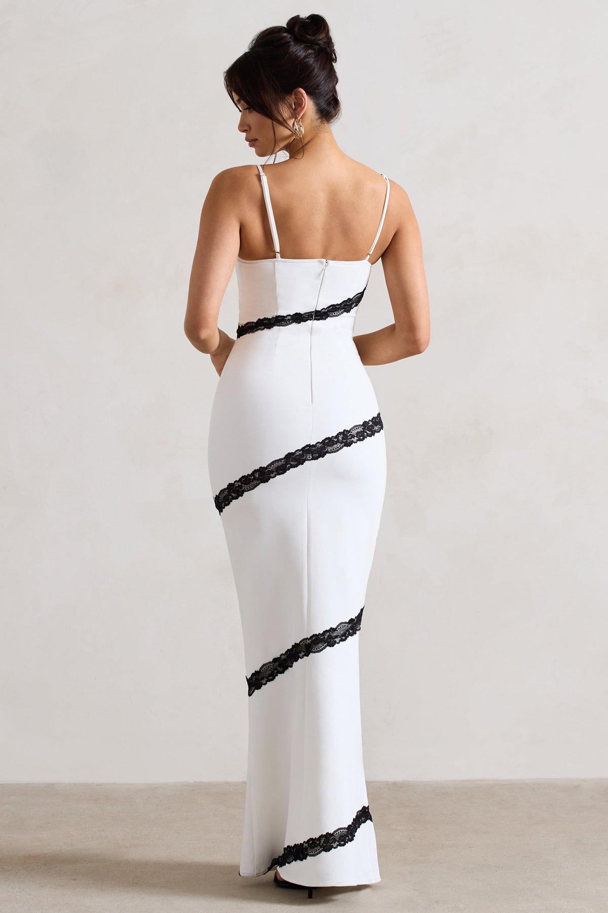 Elizabeth | Weißes und schwarzes Maxi-Kleid mit Trägern und Spitzenbesatz