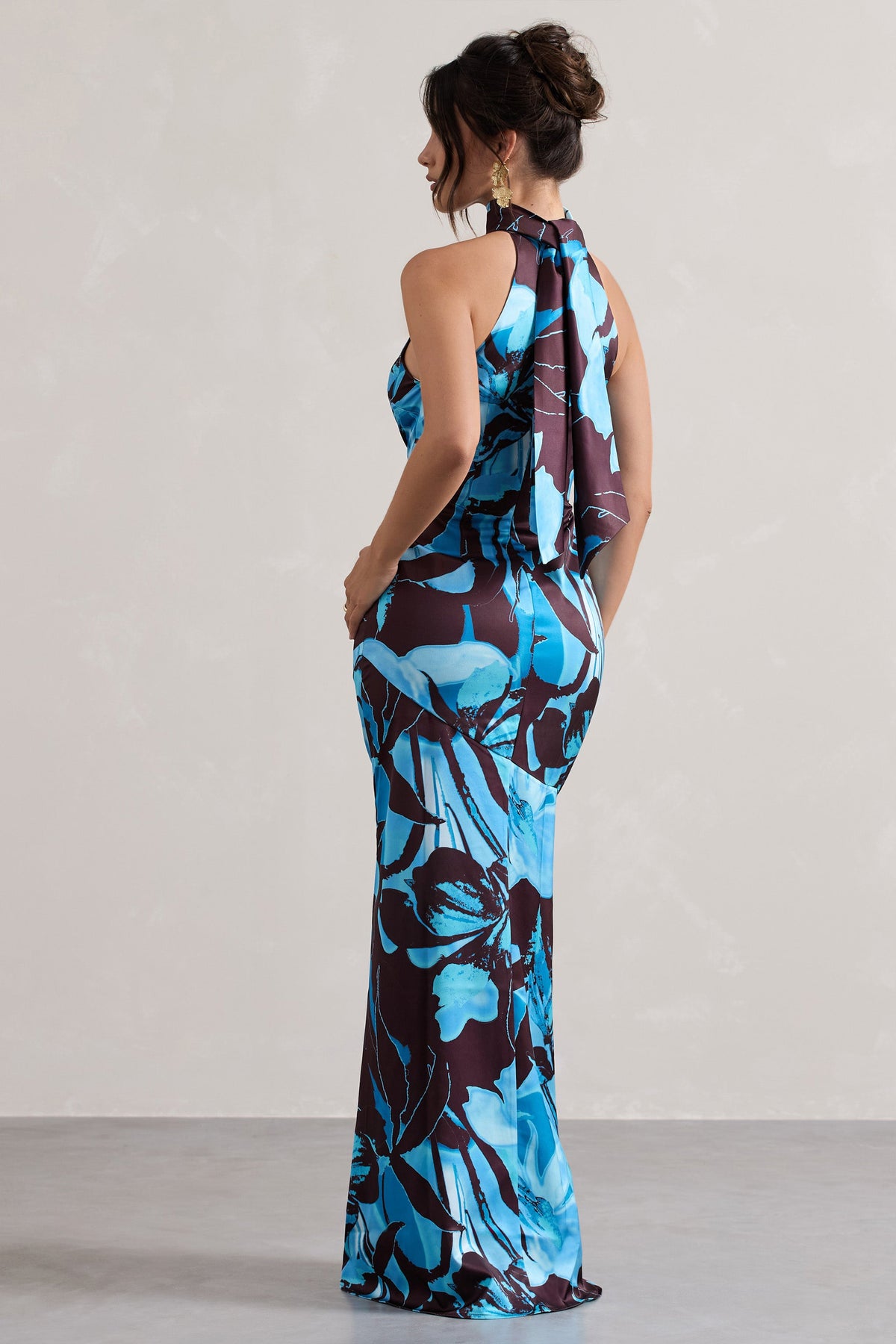 Adoria | Maxikleid aus Satin mit Blumenmuster und hohem Ausschnitt