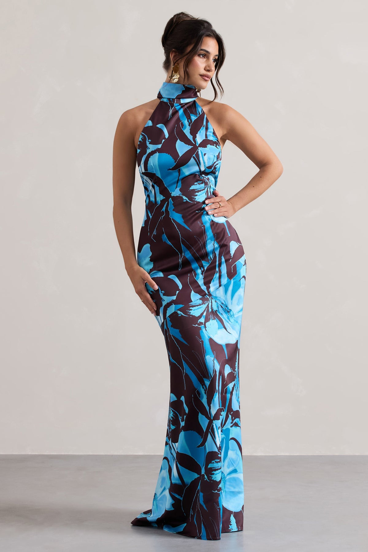 Adoria | Maxikleid aus Satin mit Blumenmuster und hohem Ausschnitt