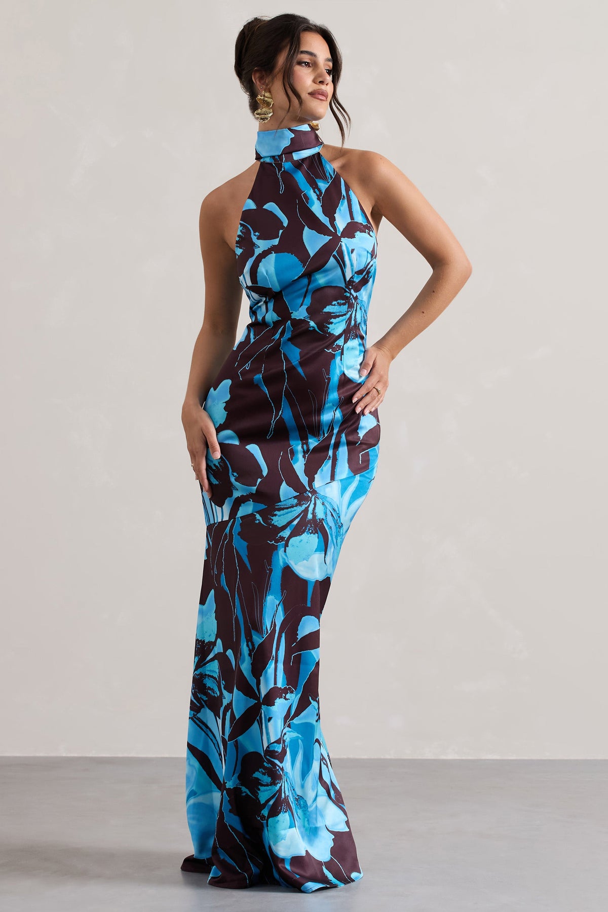 Adoria | Maxikleid aus Satin mit Blumenmuster und hohem Ausschnitt