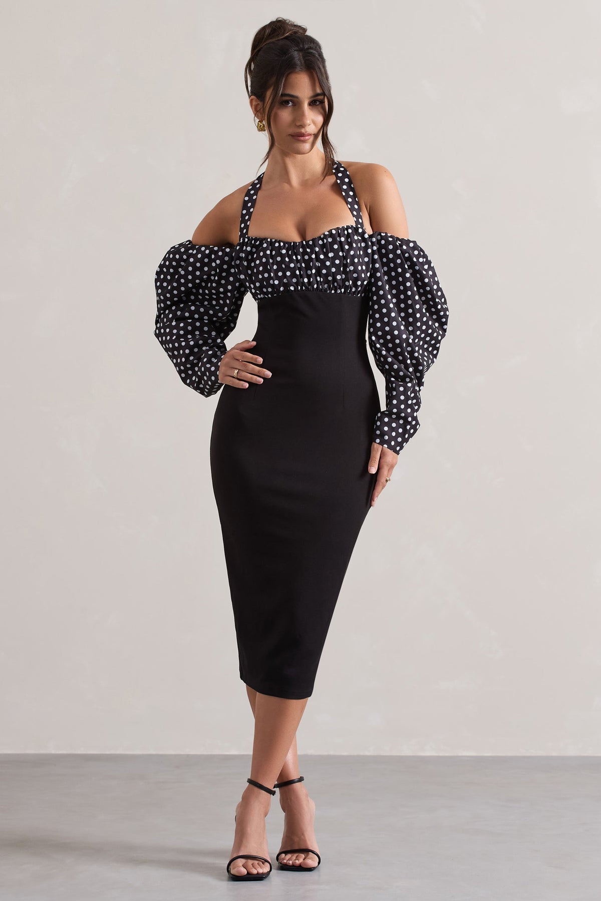 Couture Client | Schwarz-weißes Polka-Dot-Kleid mit Halfterkragen und Puffärmeln in Midilänge