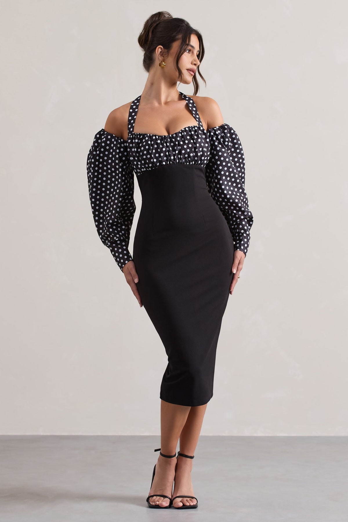Couture Client | Schwarz-weißes Polka-Dot-Kleid mit Halfterkragen und Puffärmeln in Midilänge