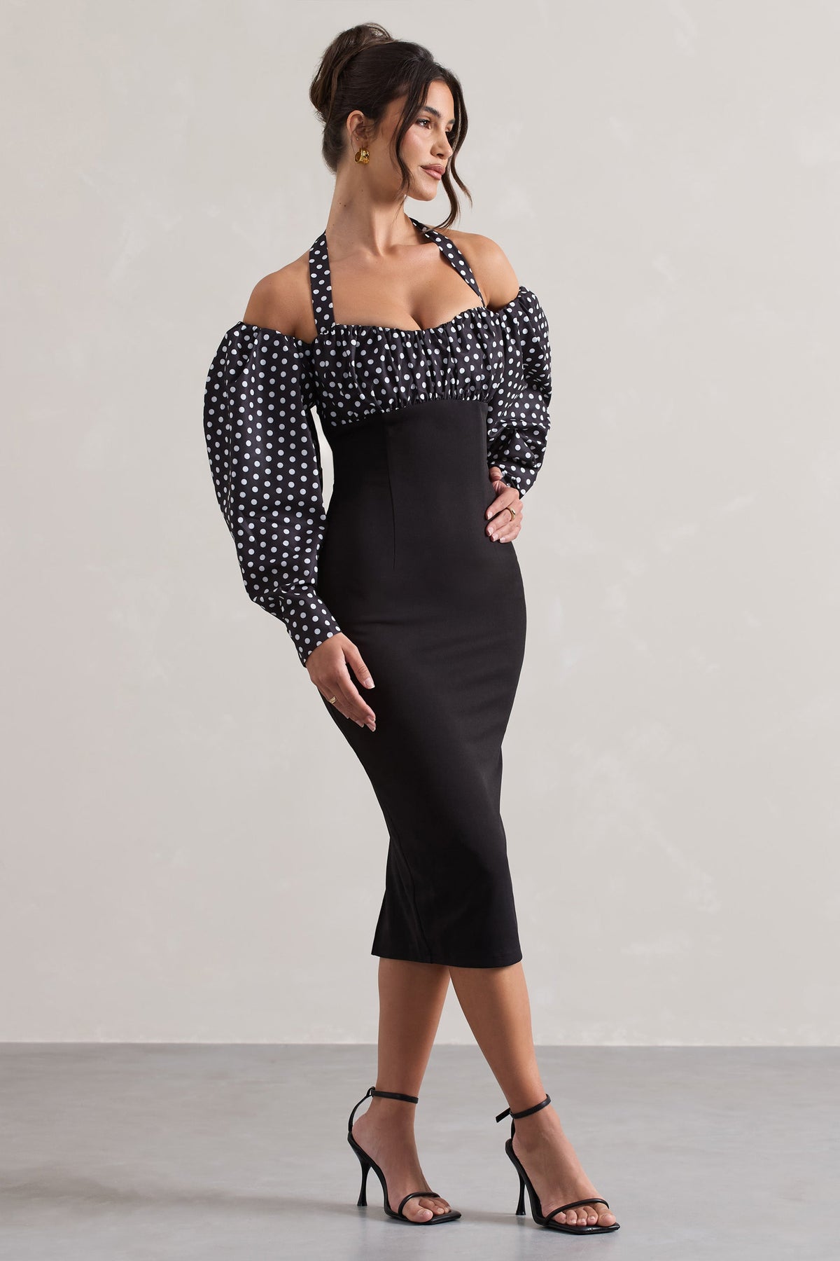 Couture Client | Schwarz-weißes Polka-Dot-Kleid mit Halfterkragen und Puffärmeln in Midilänge