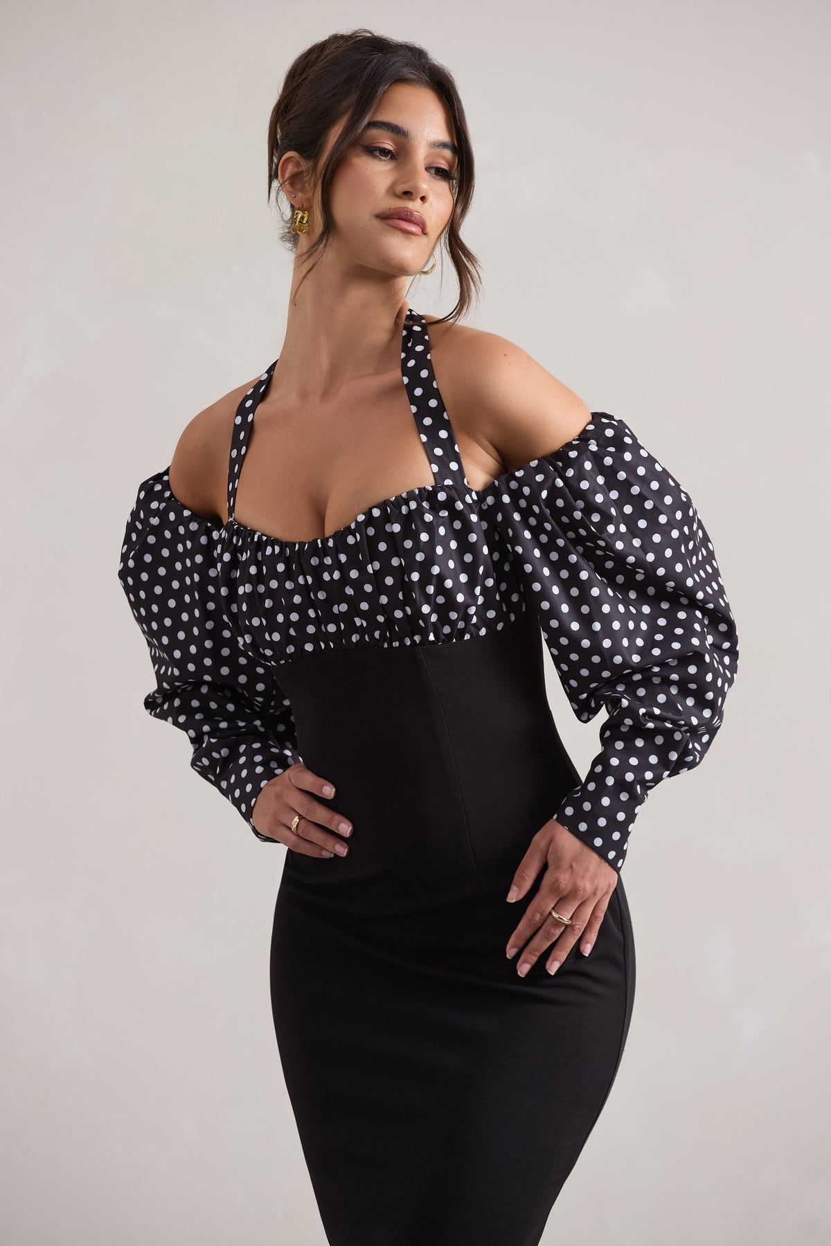 Couture Client | Schwarz-weißes Polka-Dot-Kleid mit Halfterkragen und Puffärmeln in Midilänge