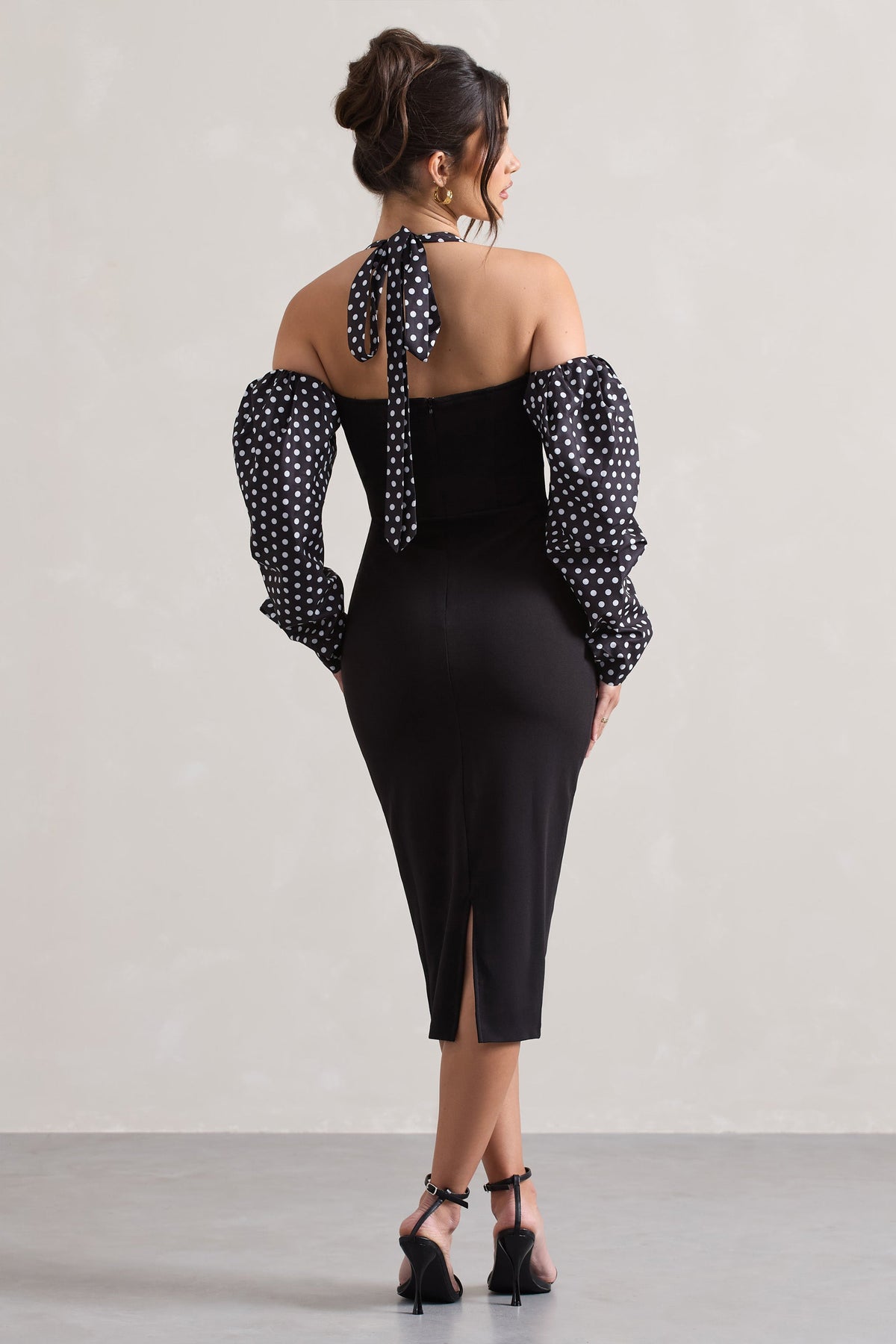 Couture Client | Schwarz-weißes Polka-Dot-Kleid mit Halfterkragen und Puffärmeln in Midilänge