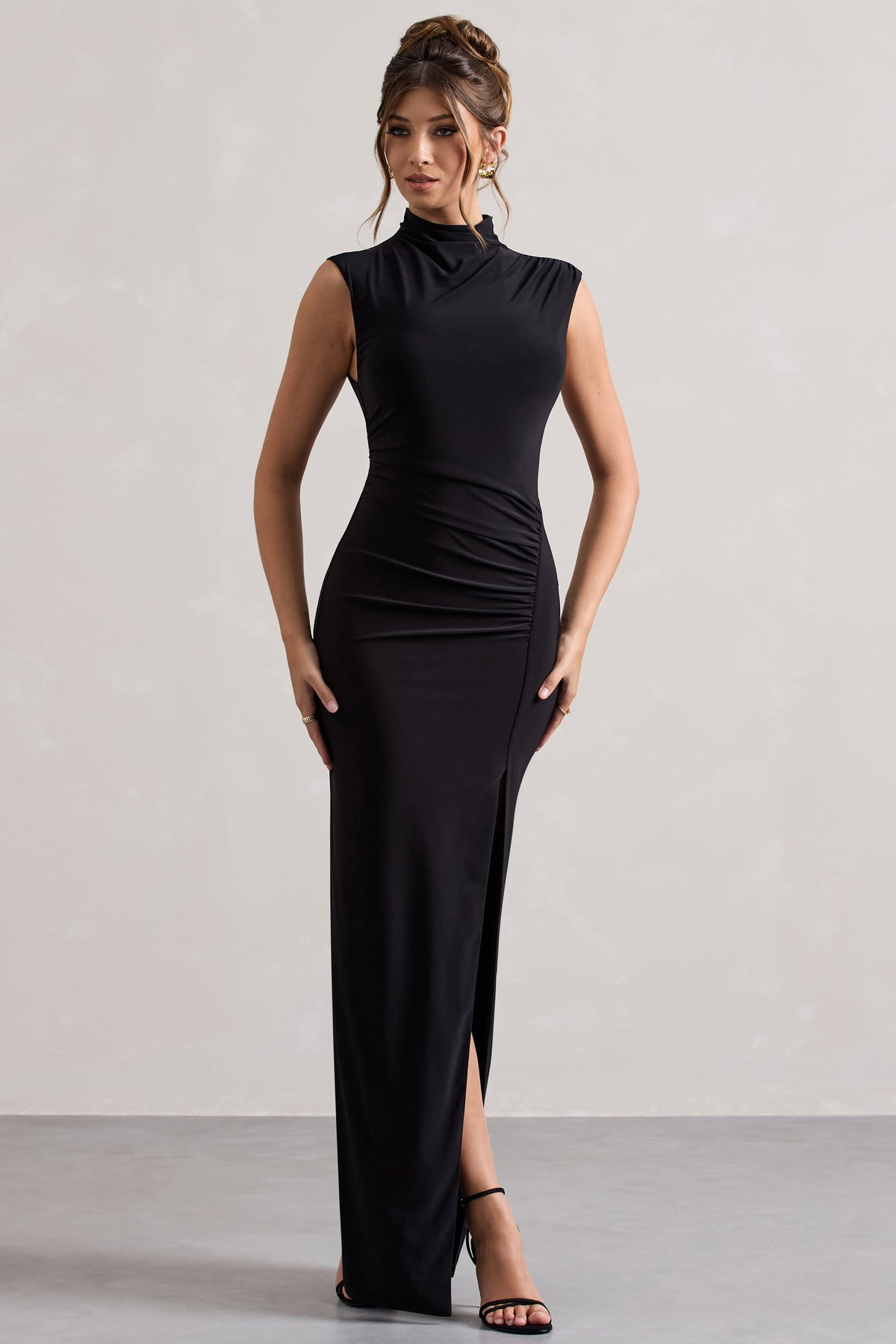 Lanetta | Schwarzes Maxikleid mit Raffung, hohem Kragen und Schlitz