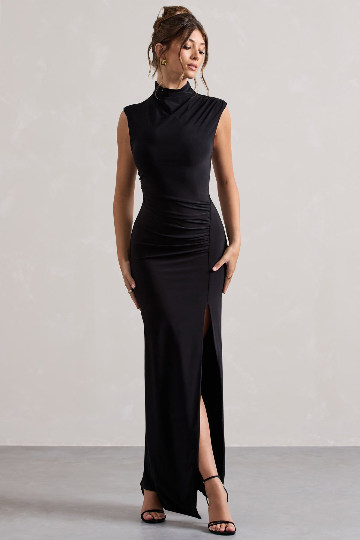 Lanetta | Schwarzes Maxikleid mit Raffung, hohem Kragen und Schlitz