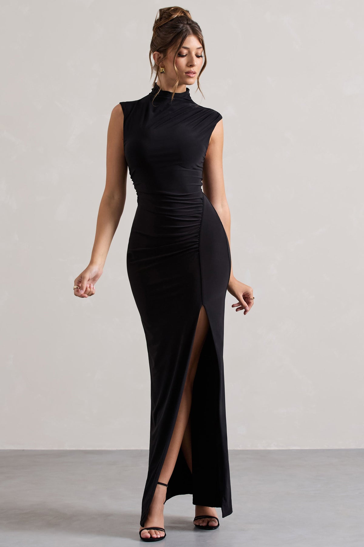 Lanetta | Schwarzes Maxikleid mit Raffung, hohem Kragen und Schlitz
