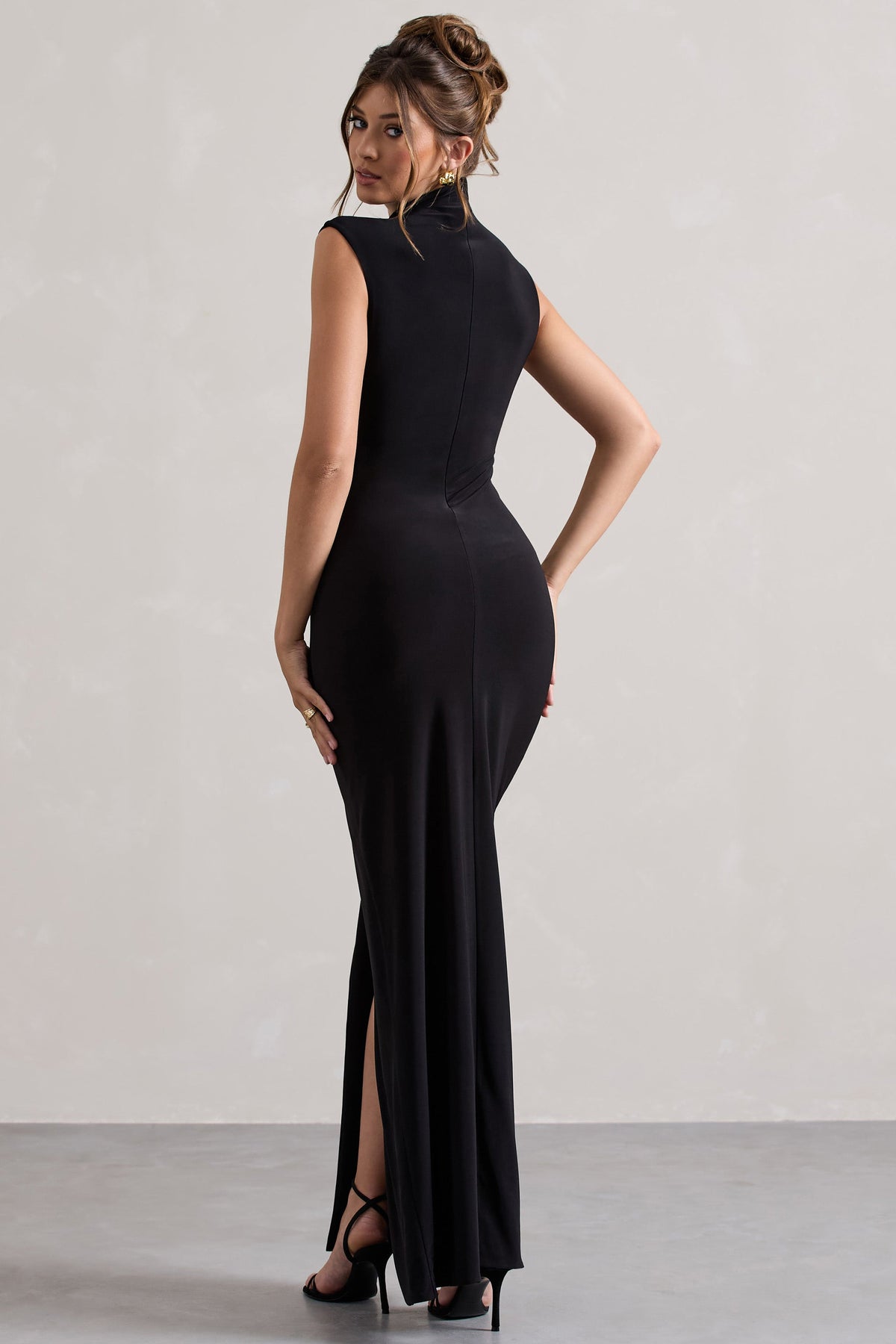 Lanetta | Schwarzes Maxikleid mit Raffung, hohem Kragen und Schlitz