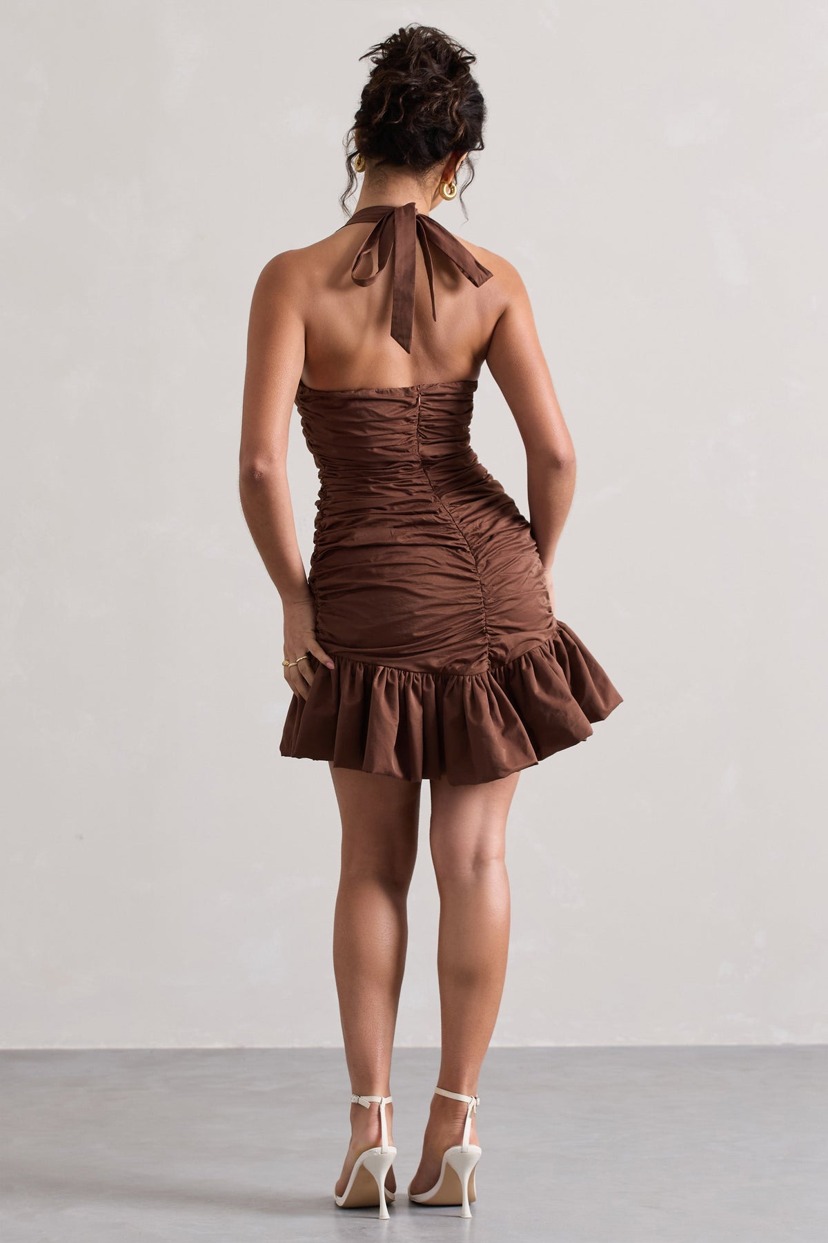 Zahra | Schokoladenbraunes Halterneck-Minikleid mit Rüschen und gerüschtem Saum