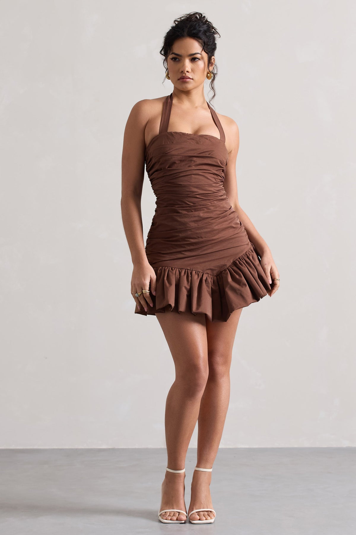 Zahra | Schokoladenbraunes Halterneck-Minikleid mit Rüschen und gerüschtem Saum