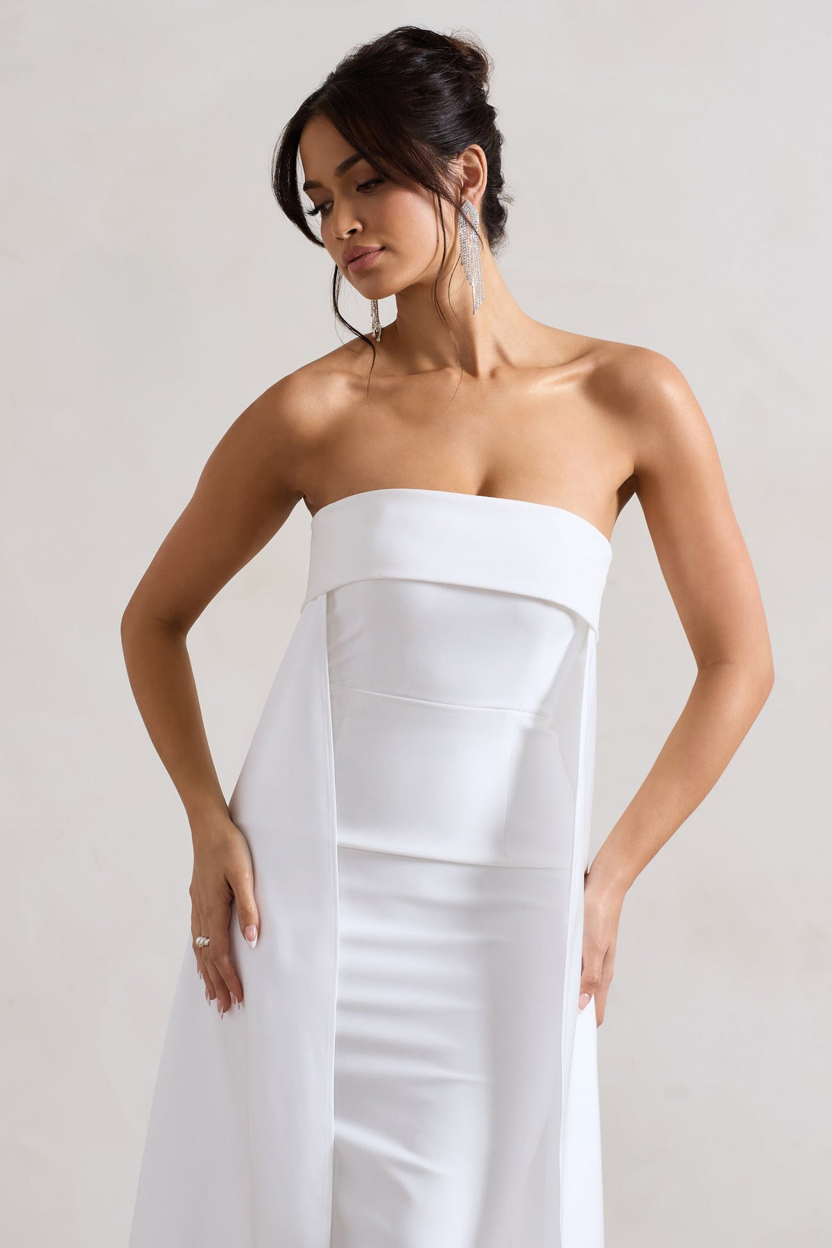 Save The Date | Cremefarbenes Bandeau-Midikleid mit Schleppe.