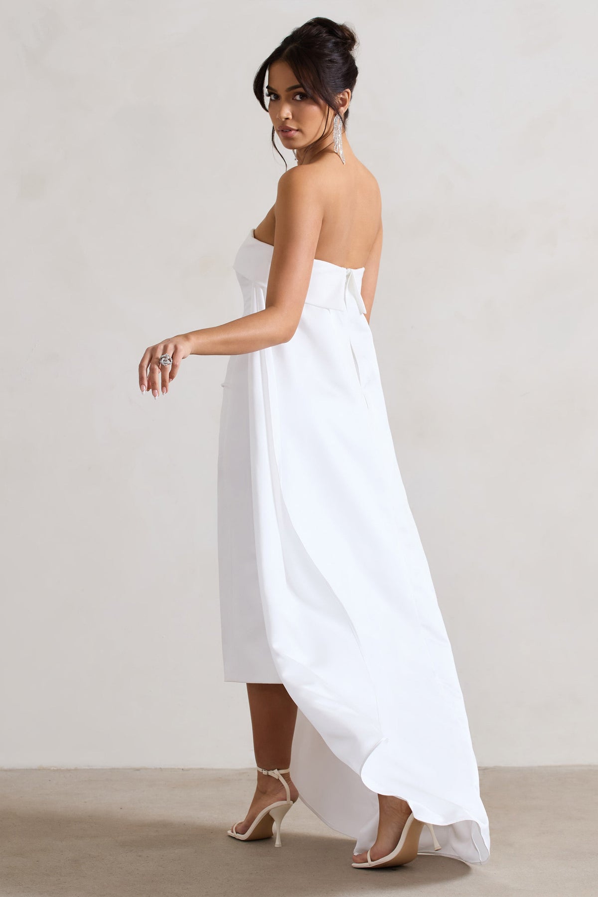 Save The Date | Cremefarbenes Bandeau-Midikleid mit Schleppe.