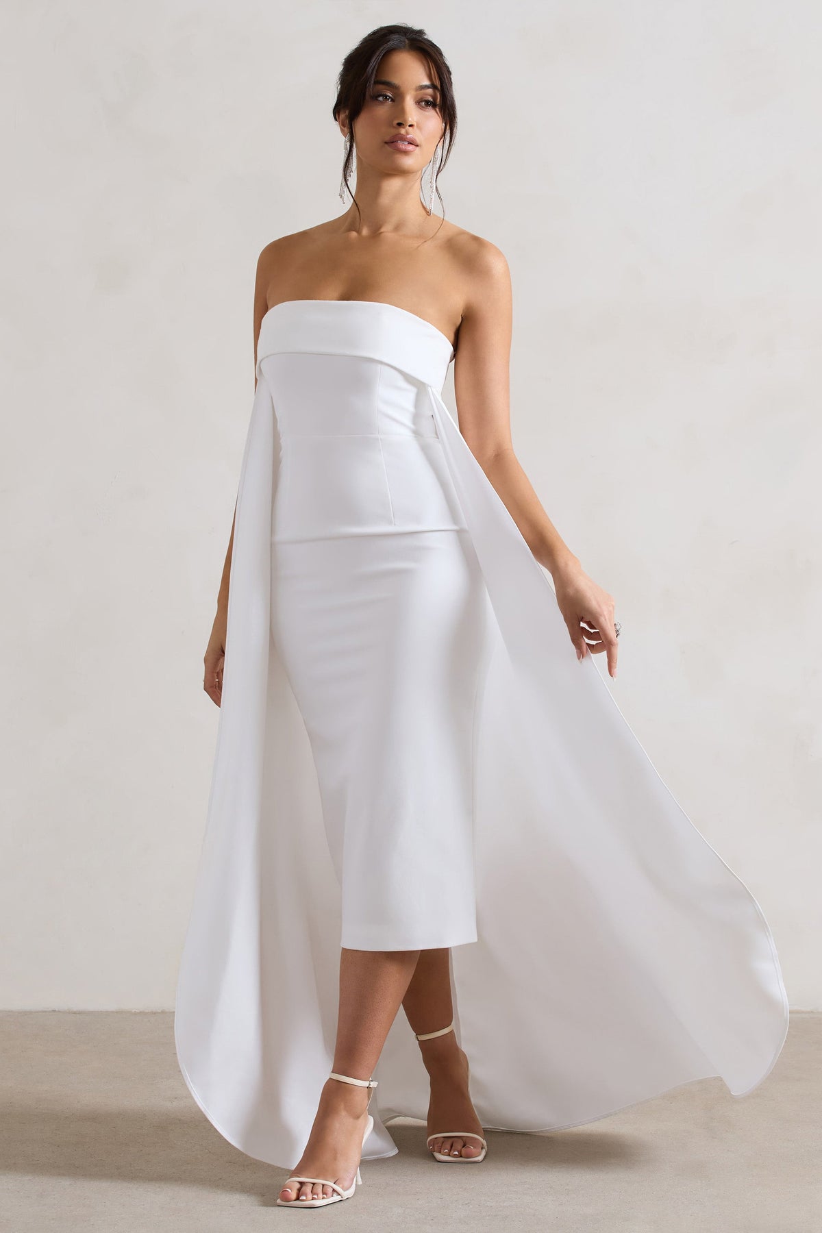 Save The Date | Cremefarbenes Bandeau-Midikleid mit Schleppe.