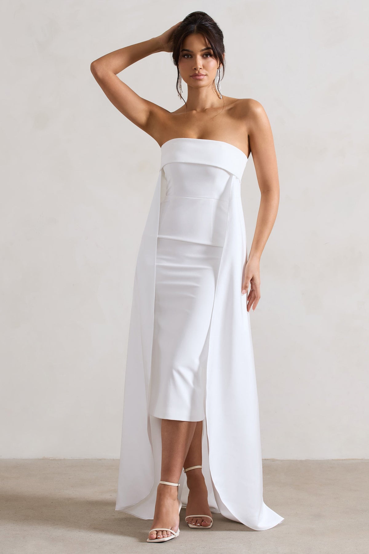 Save The Date | Cremefarbenes Bandeau-Midikleid mit Schleppe.