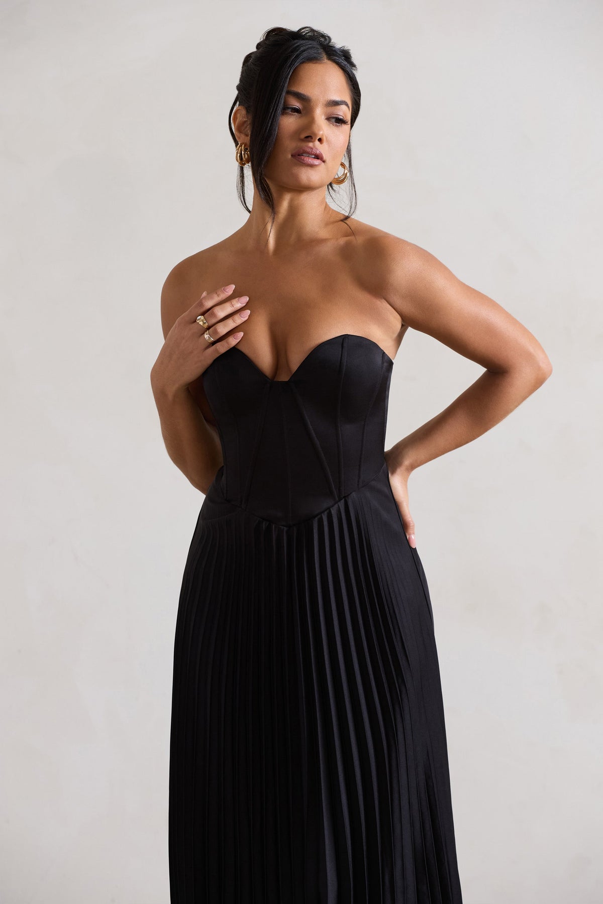 Bordeaux | Schwarzes Satinkleid im Korsett-Stil, Midi-Länge