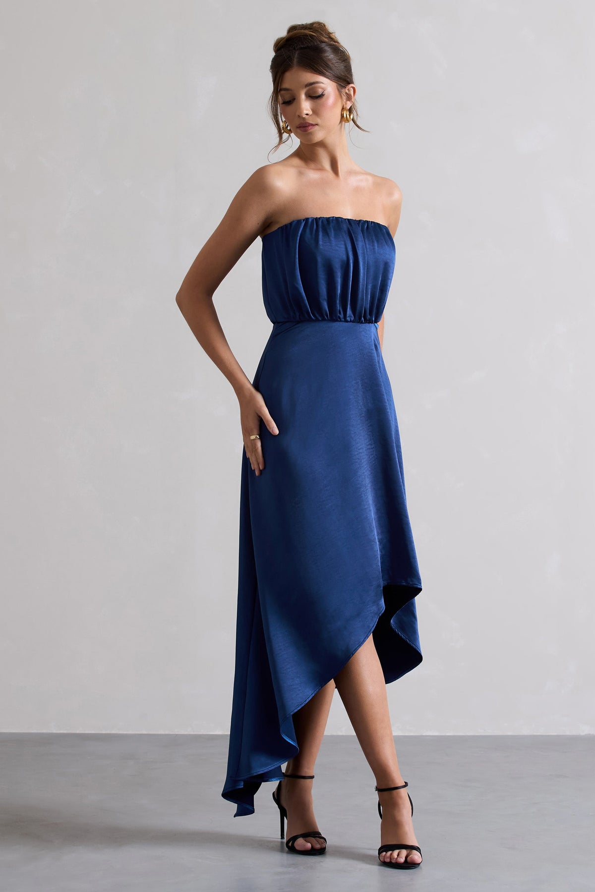 Willa | Marinenblaublaues Satin-Bandeau-Maxikleid mit asymmetrischem Saum