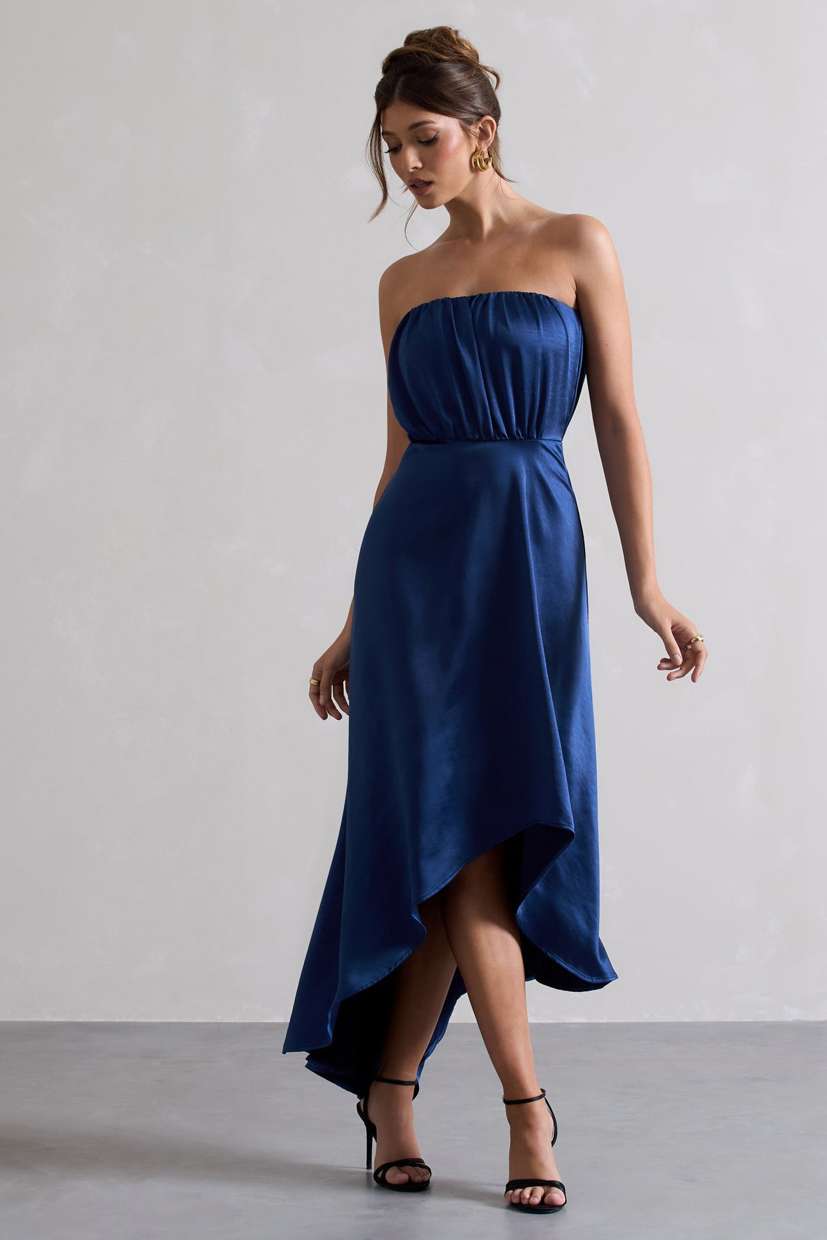 Willa | Marinenblaublaues Satin-Bandeau-Maxikleid mit asymmetrischem Saum