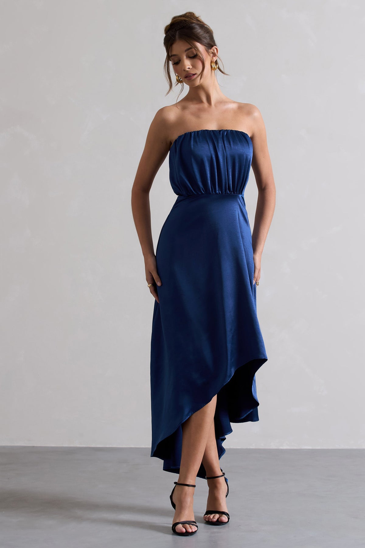 Willa | Marinenblaublaues Satin-Bandeau-Maxikleid mit asymmetrischem Saum
