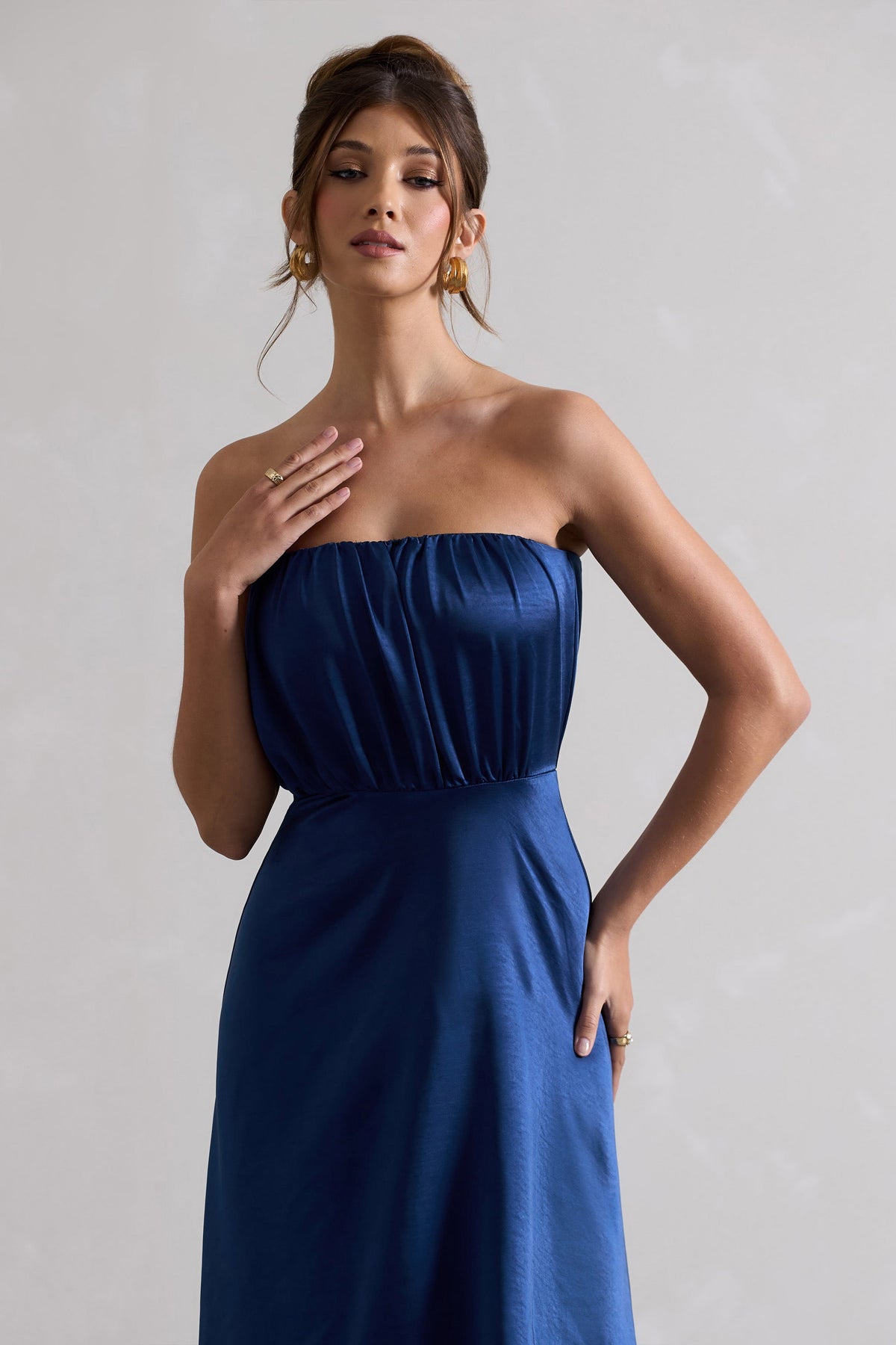 Willa | Marinenblaublaues Satin-Bandeau-Maxikleid mit asymmetrischem Saum