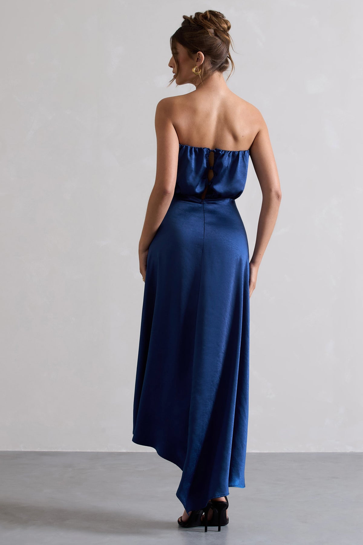 Willa | Marinenblaublaues Satin-Bandeau-Maxikleid mit asymmetrischem Saum