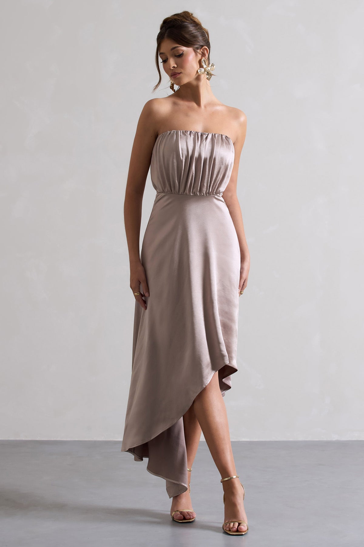 Willa | Taupefarbenes Satin-Bandeau-Maxikleid mit asymmetrischem Saum
