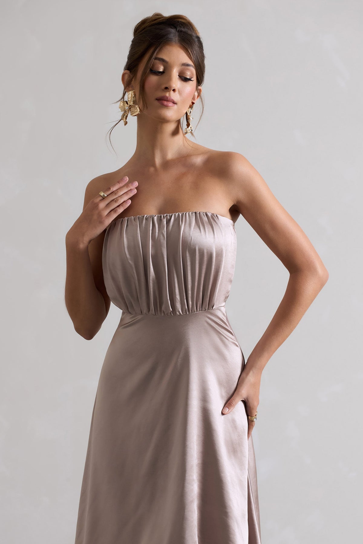 Willa | Taupefarbenes Satin-Bandeau-Maxikleid mit asymmetrischem Saum