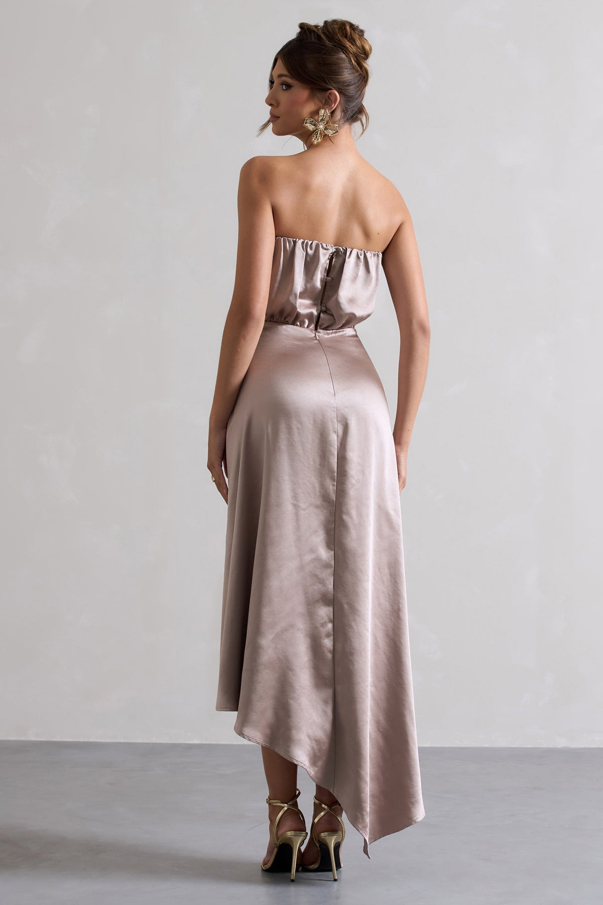 Willa | Taupefarbenes Satin-Bandeau-Maxikleid mit asymmetrischem Saum