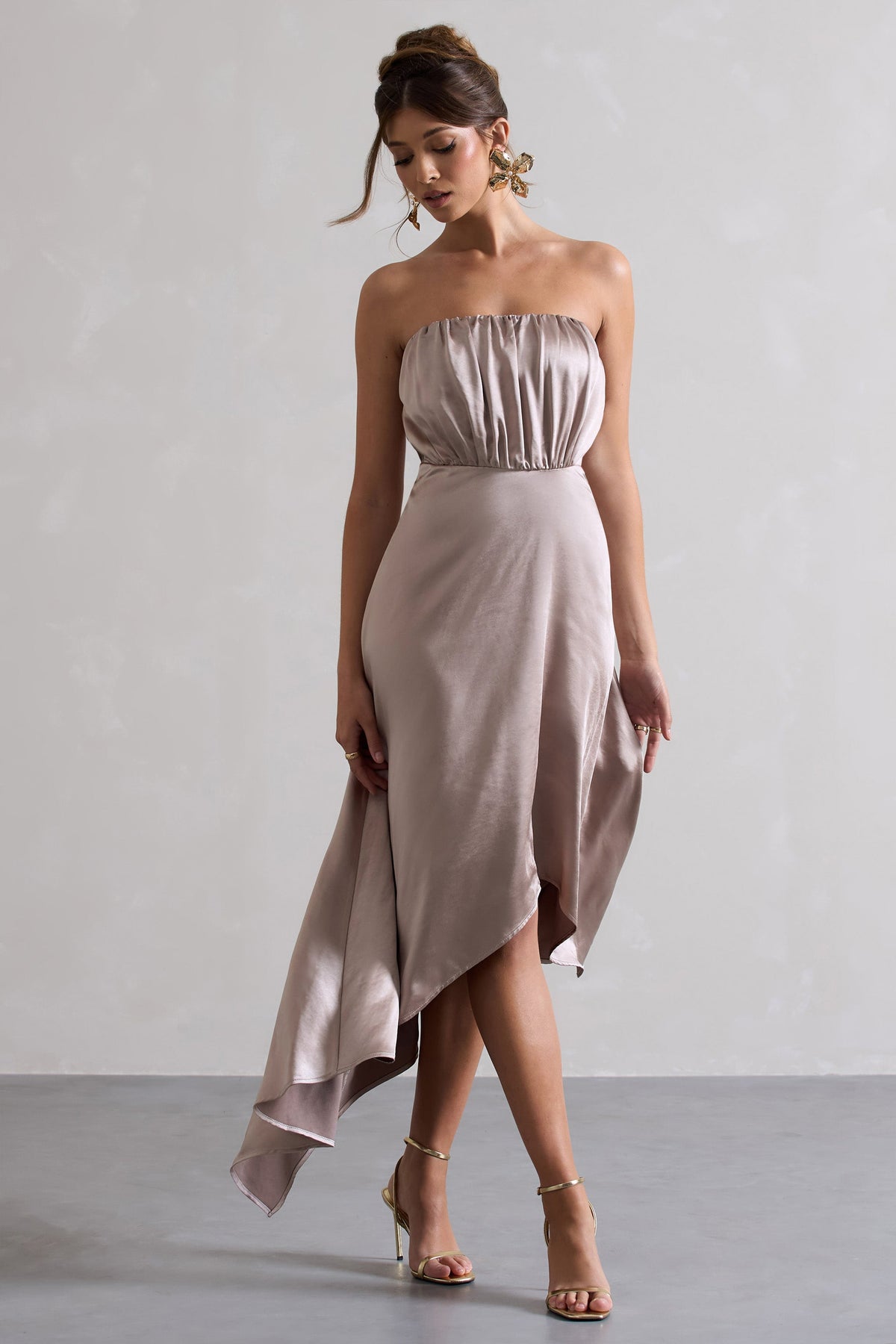Willa | Taupefarbenes Satin-Bandeau-Maxikleid mit asymmetrischem Saum