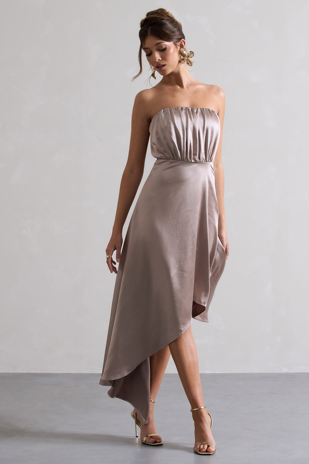 Willa | Taupefarbenes Satin-Bandeau-Maxikleid mit asymmetrischem Saum