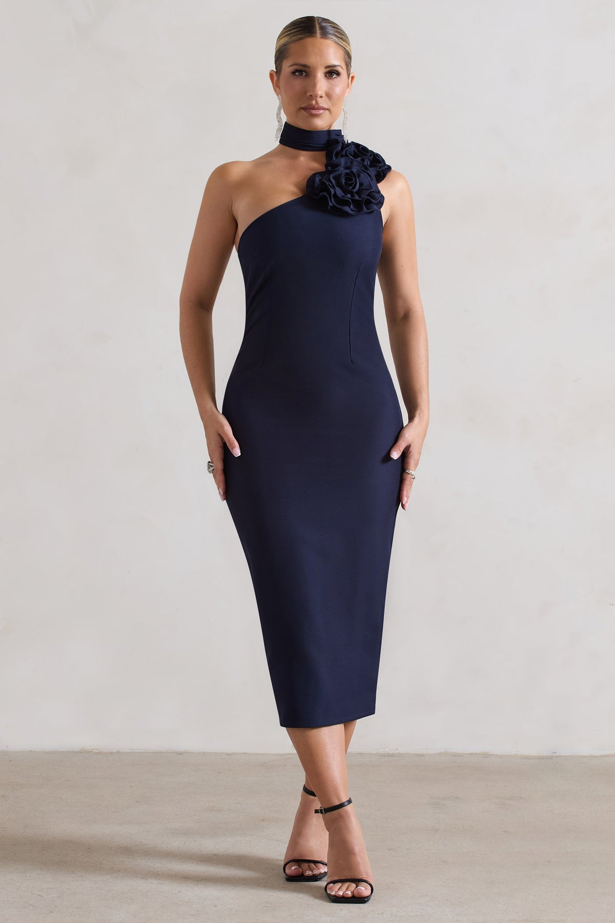 The Soiree | Marineblaues Bodycon-Midikleid mit gerüschtem Choker