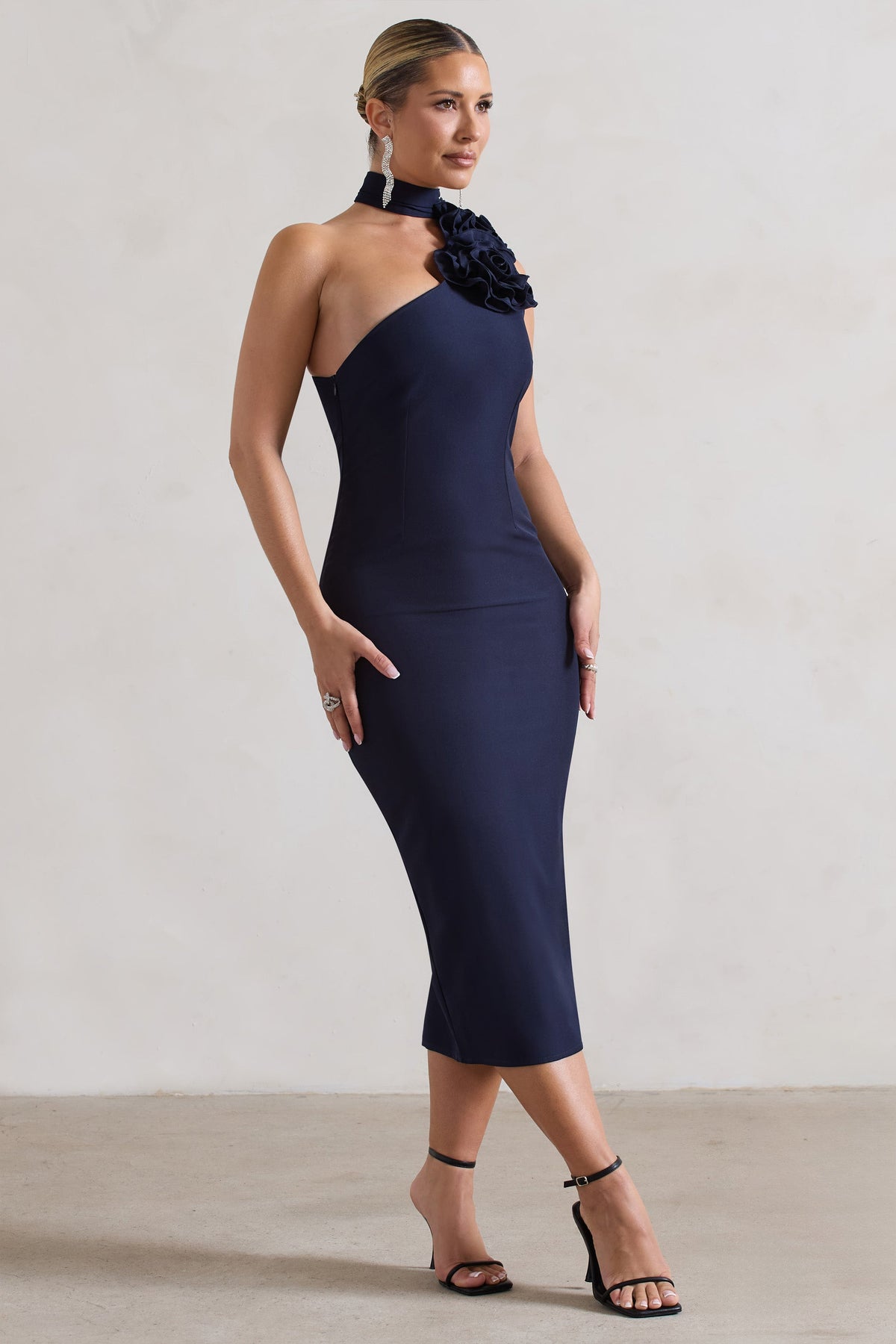 The Soiree | Marineblaues Bodycon-Midikleid mit gerüschtem Choker