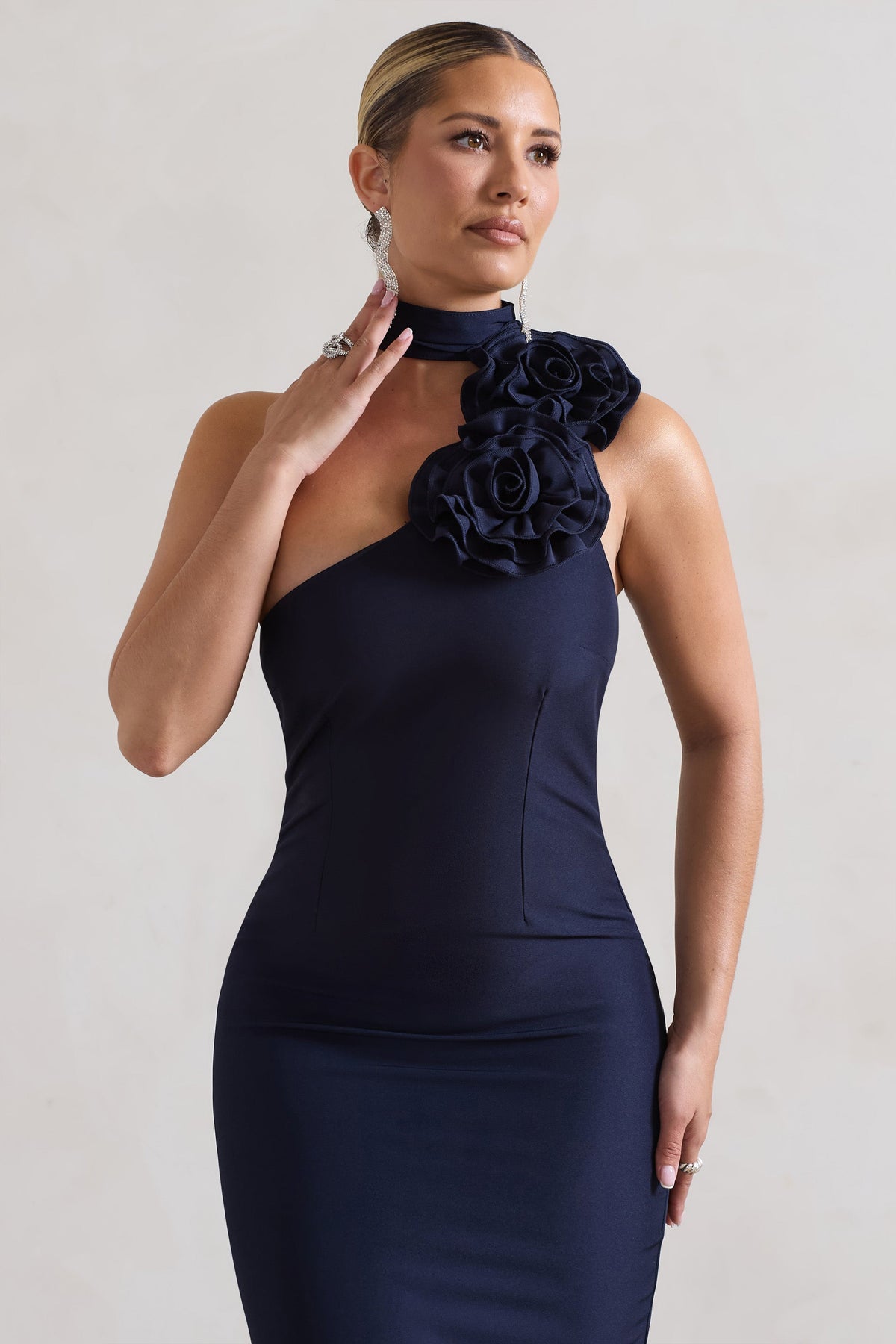 The Soiree | Marineblaues Bodycon-Midikleid mit gerüschtem Choker