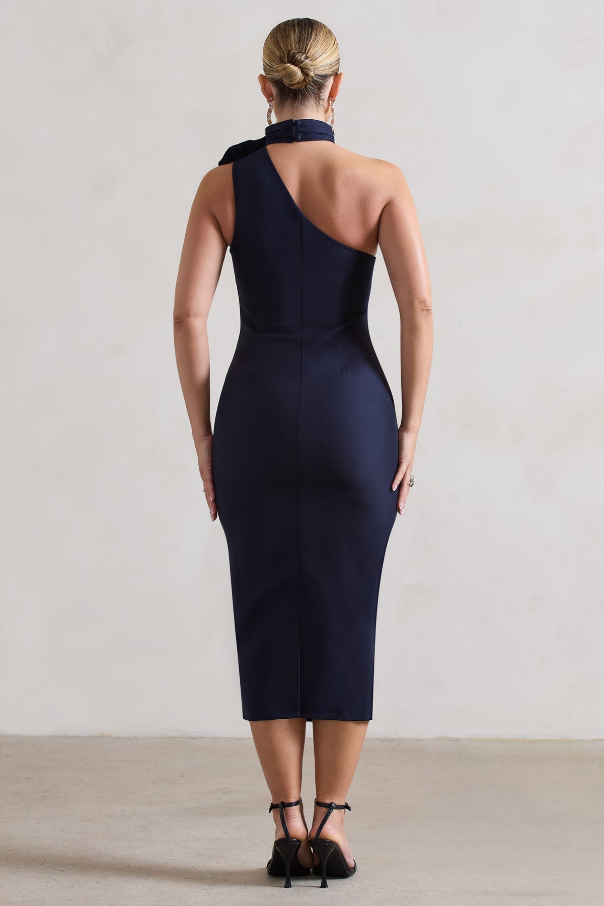 The Soiree | Marineblaues Bodycon-Midikleid mit gerüschtem Choker