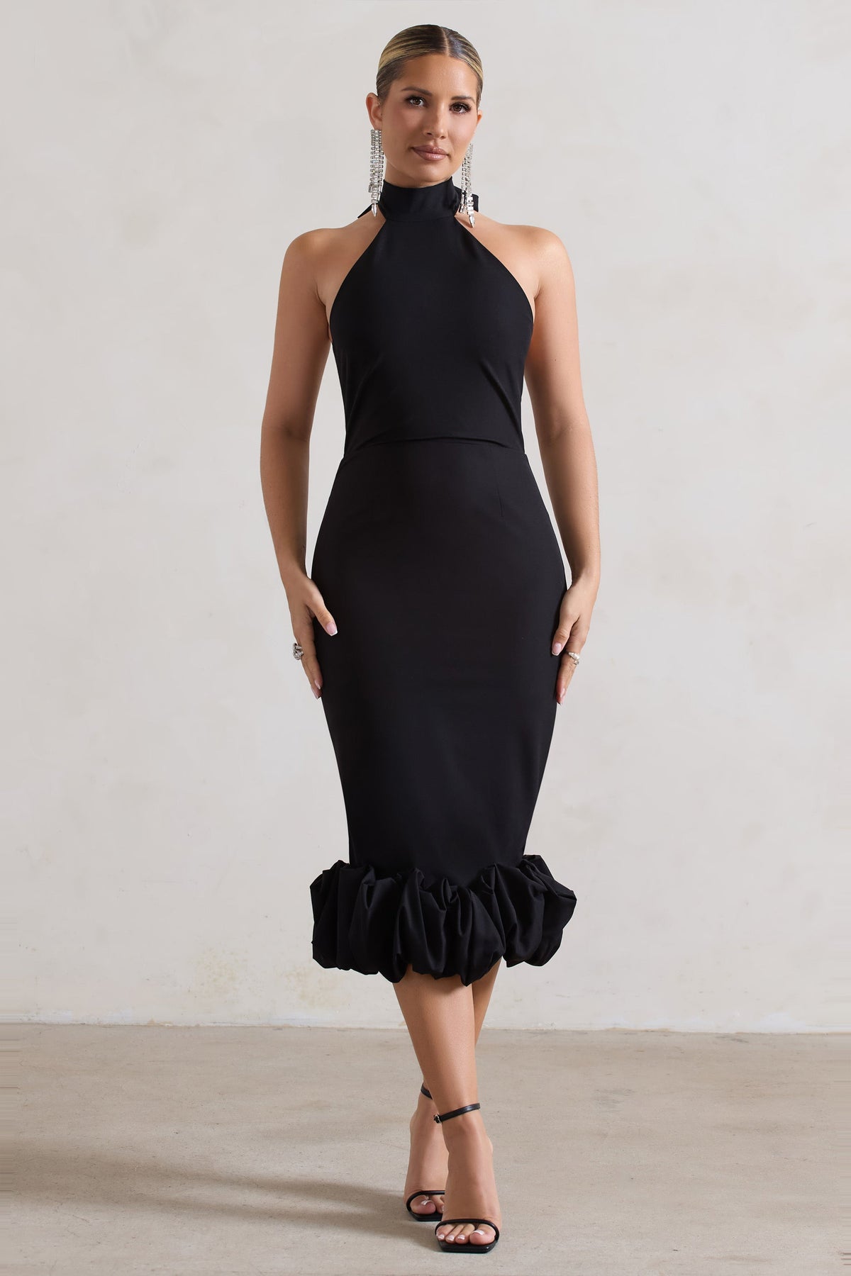 Ashton | Schwarzes Midikleid mit hohem Kragen und Rüschen am Saum