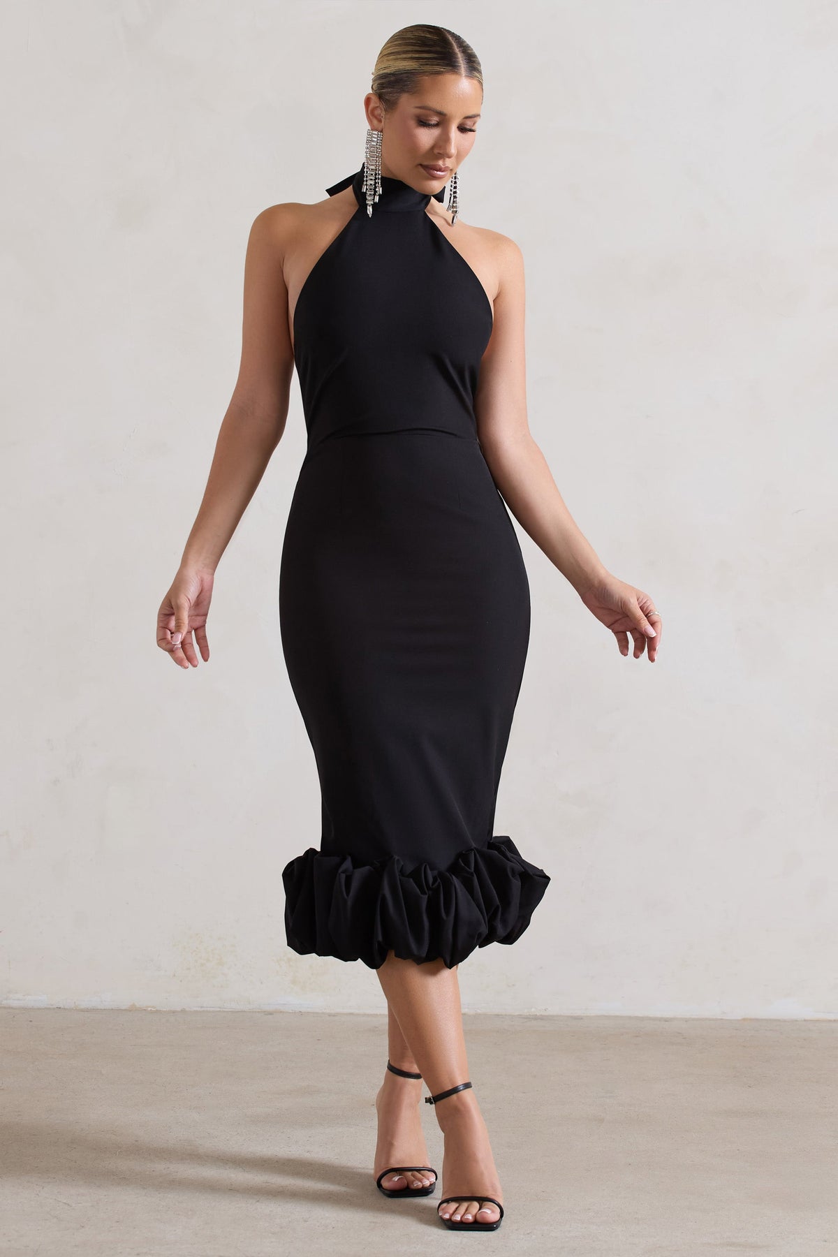 Ashton | Schwarzes Midikleid mit hohem Kragen und Rüschen am Saum