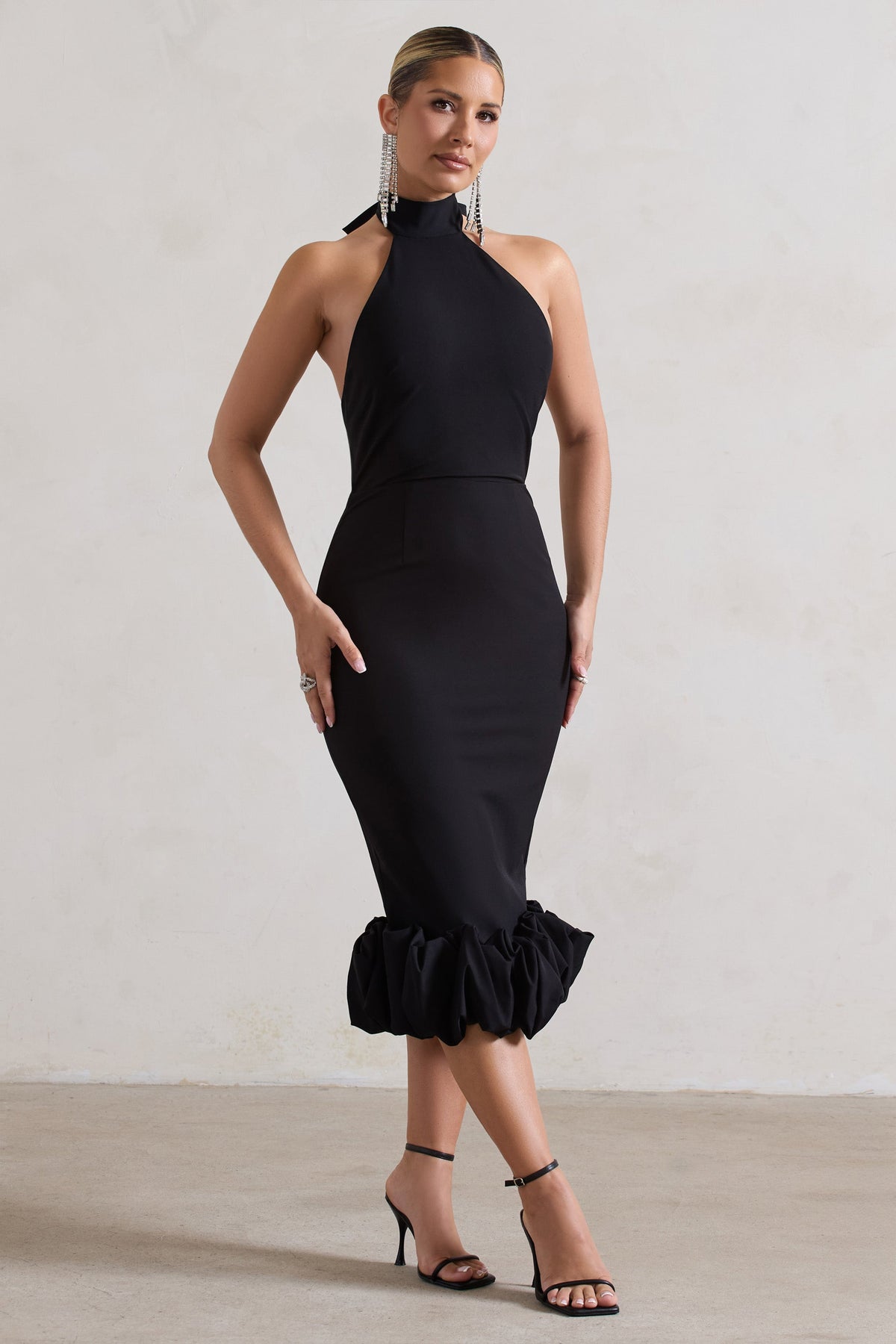 Ashton | Schwarzes Midikleid mit hohem Kragen und Rüschen am Saum