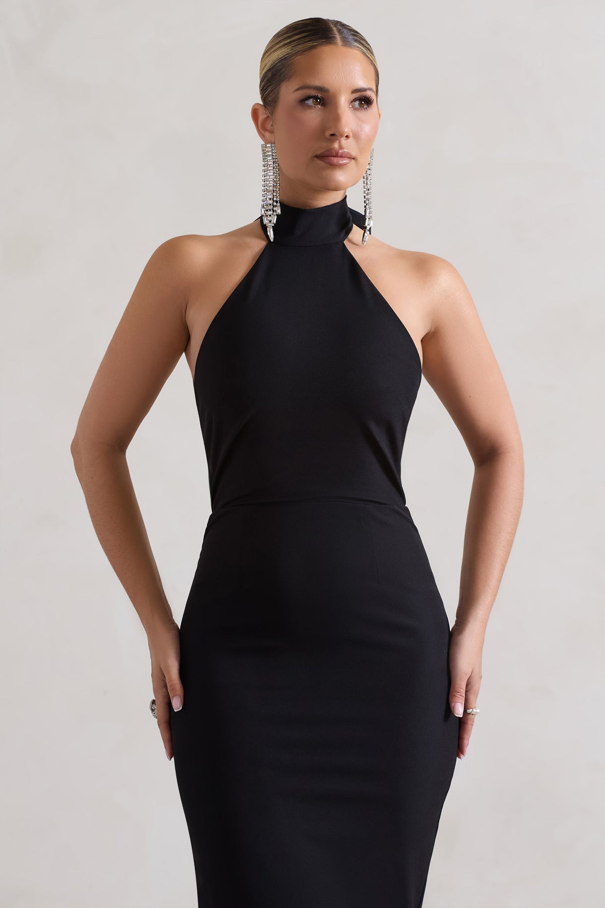 Ashton | Schwarzes Midikleid mit hohem Kragen und Rüschen am Saum