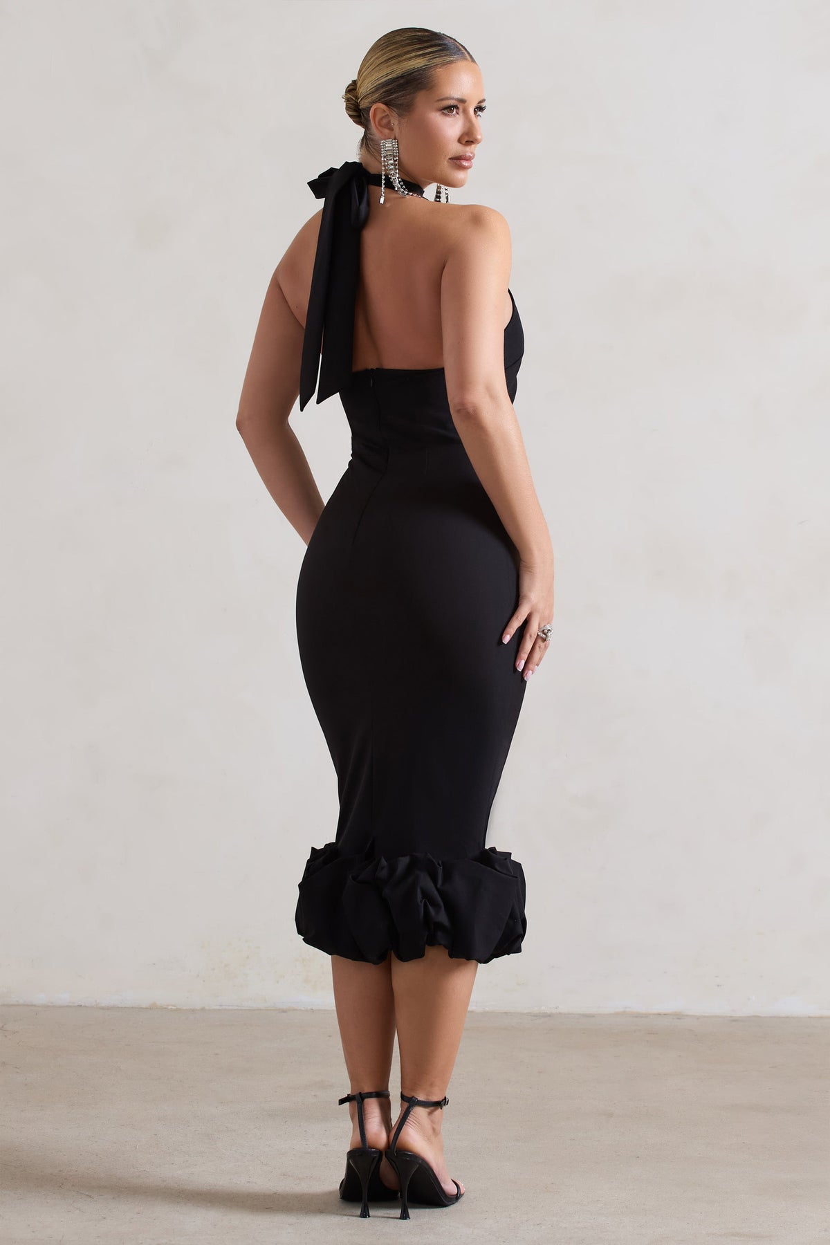 Ashton | Schwarzes Midikleid mit hohem Kragen und Rüschen am Saum