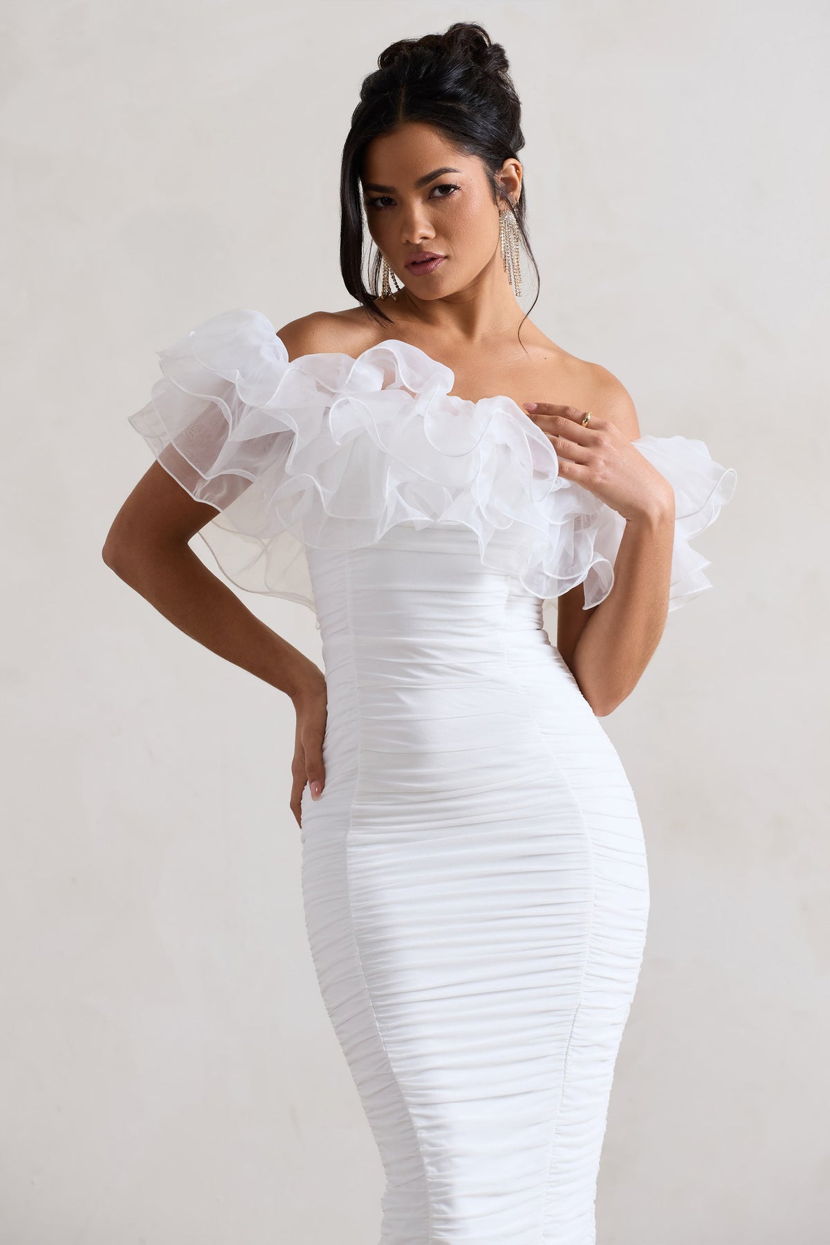 Ladylike | Weißes Midikleid im Bardot-Stil mit Raffung und Organza-Besatz