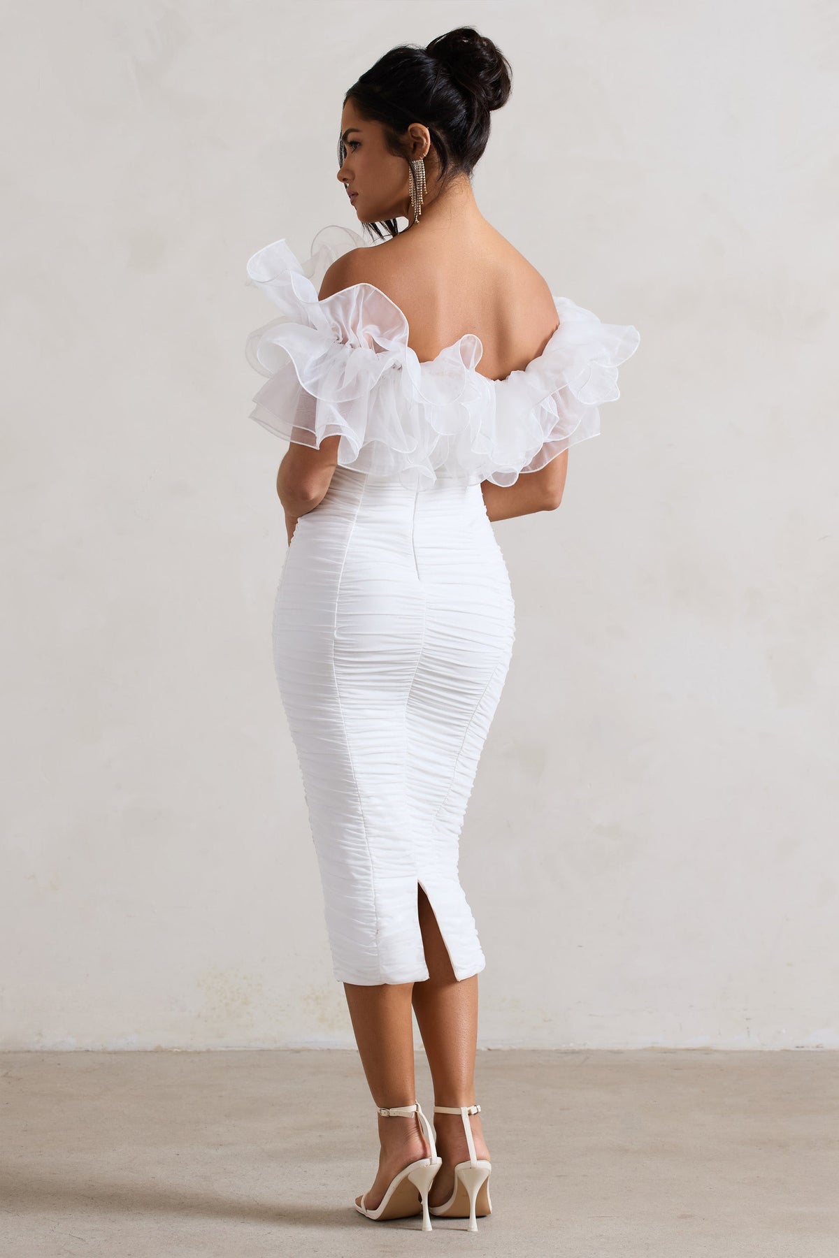 Ladylike | Weißes Midikleid im Bardot-Stil mit Raffung und Organza-Besatz