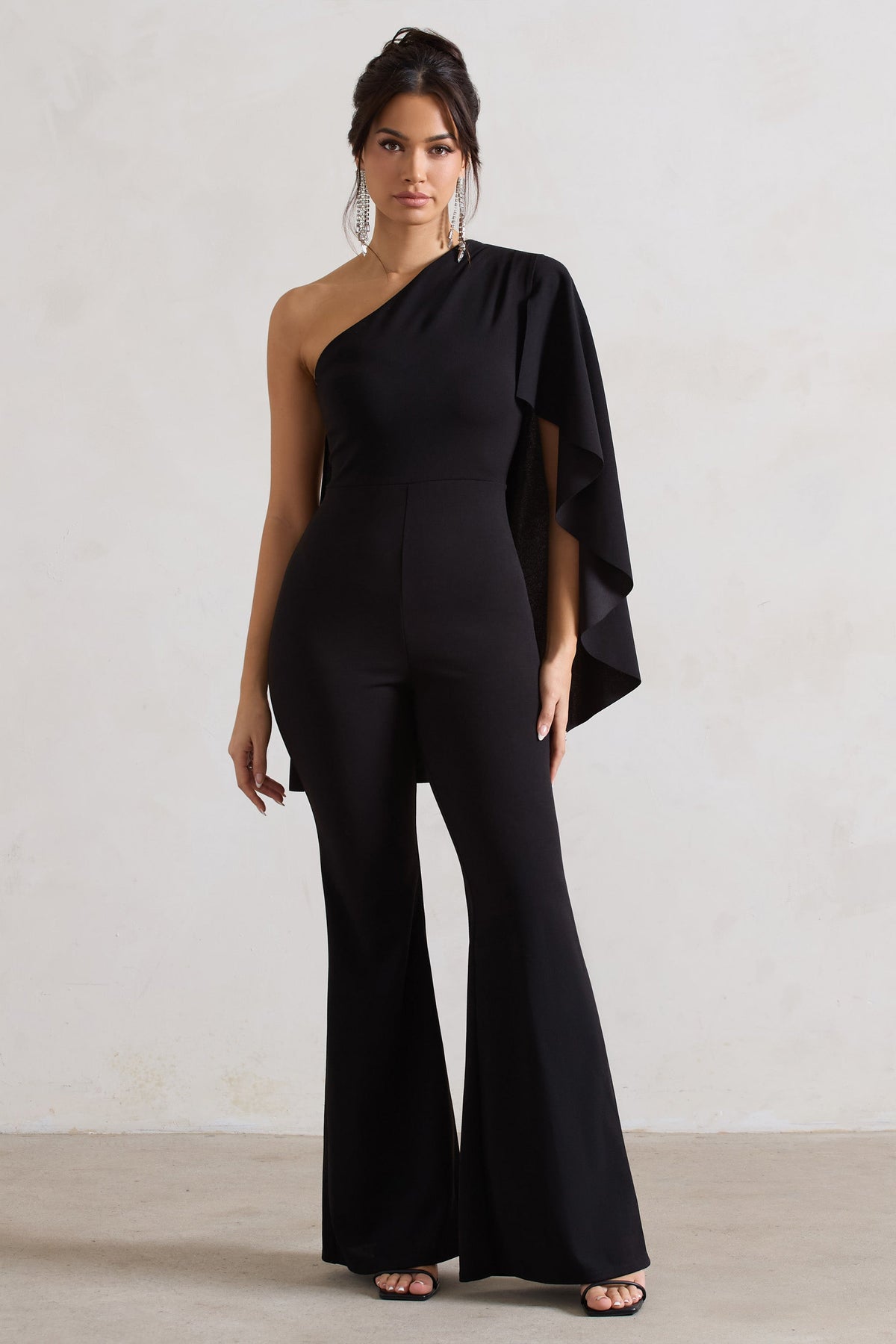 Pristine | Schwarzer Ein-Schulter-Jumpsuit mit Umhangärmel und ausgestelltem Bein
