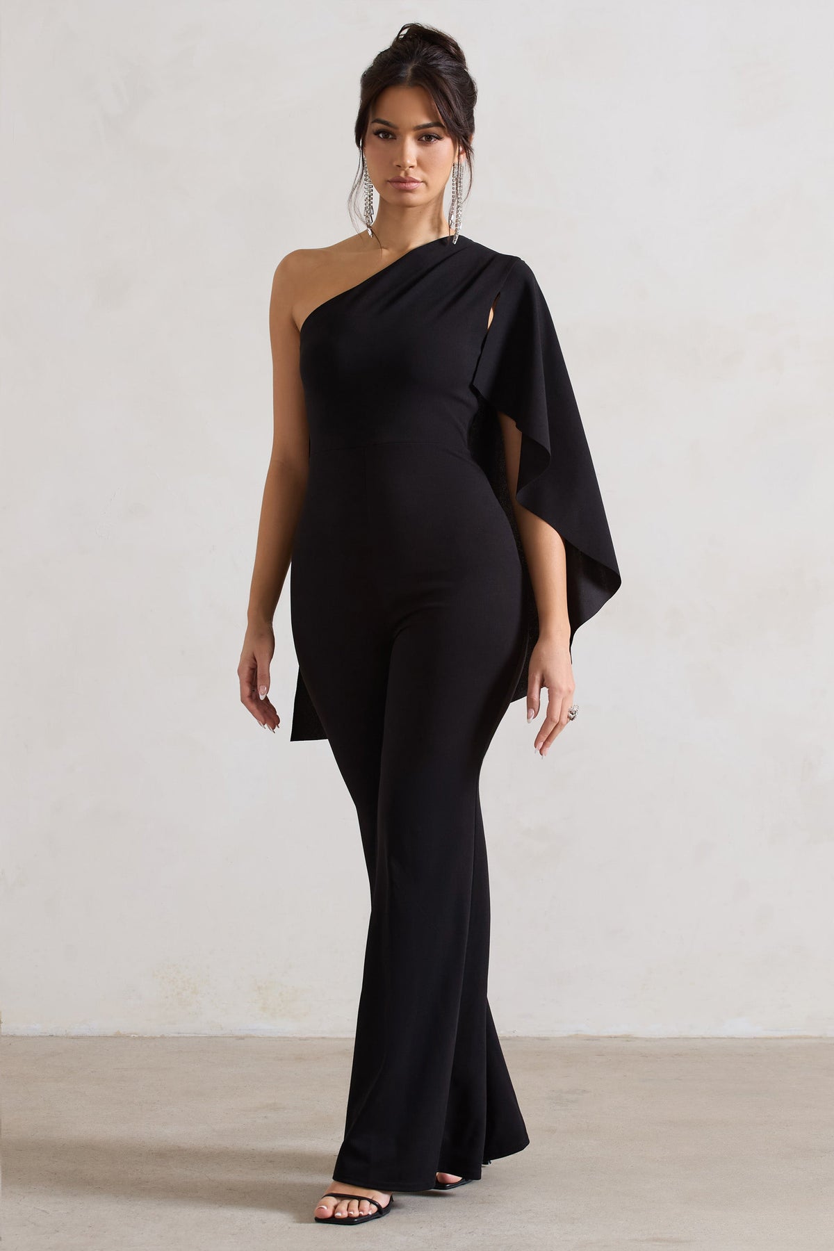 Pristine | Schwarzer Ein-Schulter-Jumpsuit mit Umhangärmel und ausgestelltem Bein