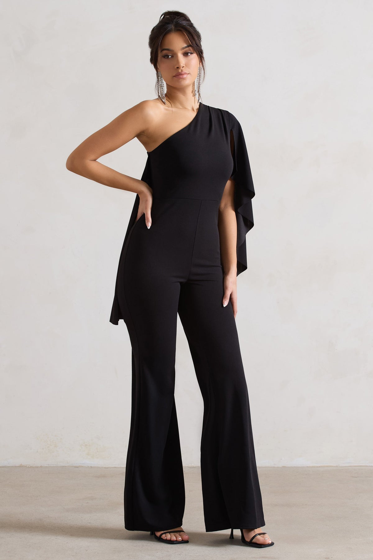 Pristine | Schwarzer Ein-Schulter-Jumpsuit mit Umhangärmel und ausgestelltem Bein