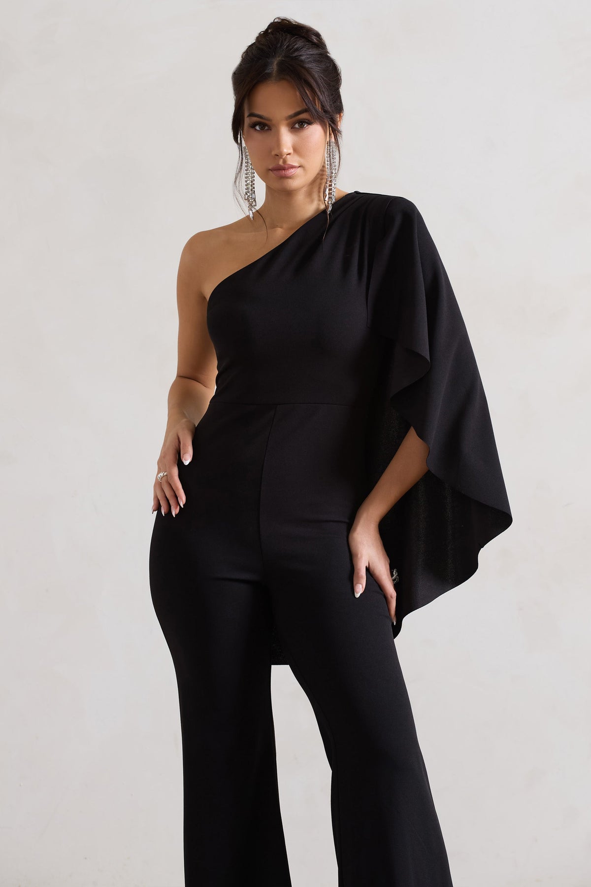 Pristine | Schwarzer Ein-Schulter-Jumpsuit mit Umhangärmel und ausgestelltem Bein