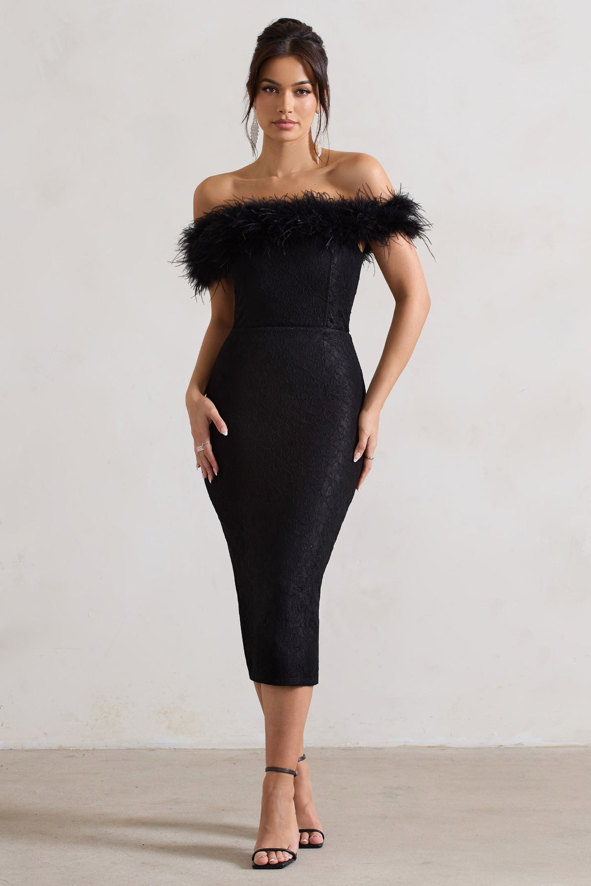 Maiden | Schwarzes Bardot-Midikleid aus Spitze mit Federbesatz