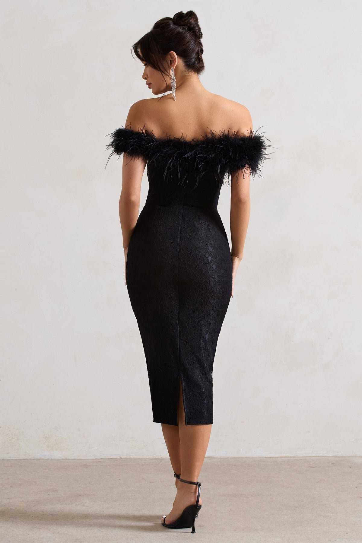 Maiden | Schwarzes Bardot-Midikleid aus Spitze mit Federbesatz